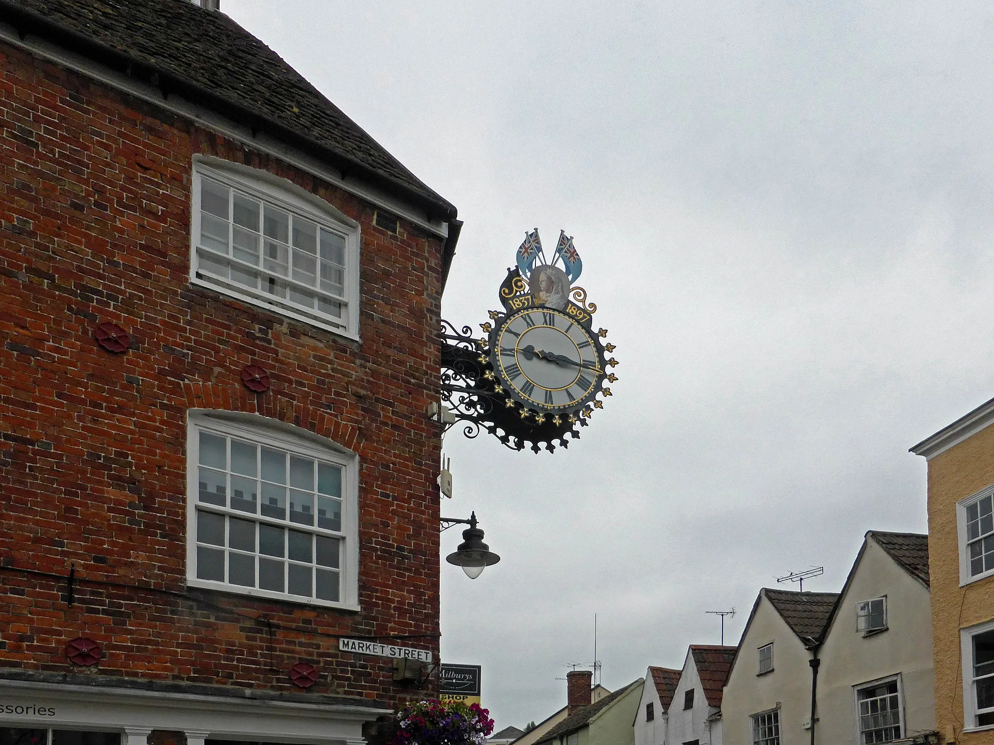 Photo showing: The Tolsey clock commemorates the Diamond Jubilee (60 years) of Queen Victoria's reign. The clock says "1837 - 1897". It lies between Market Street and High Street in Wotton-under-Edge, Gloucestershire, England.