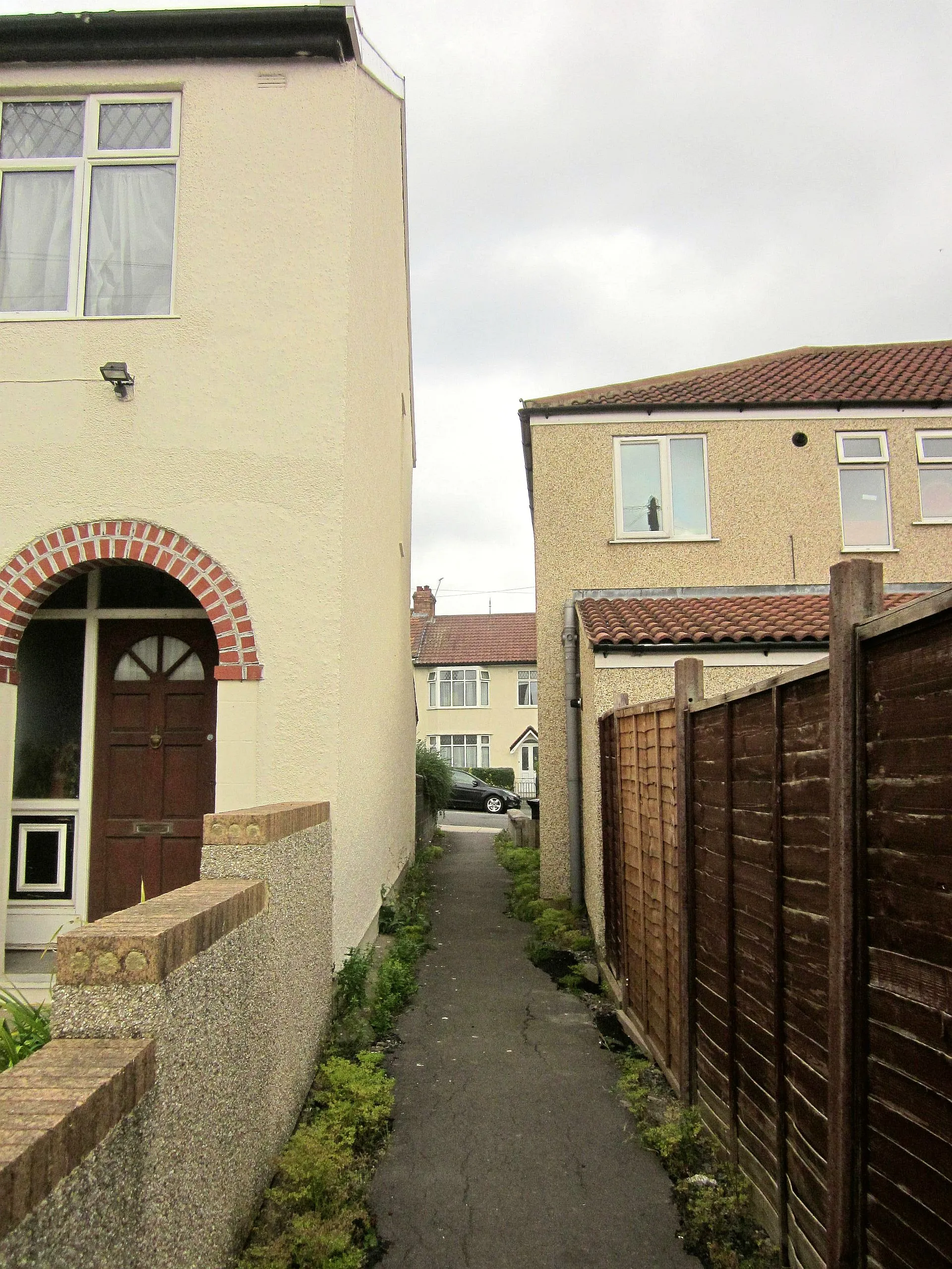 Photo showing: Alley, Horfield Common