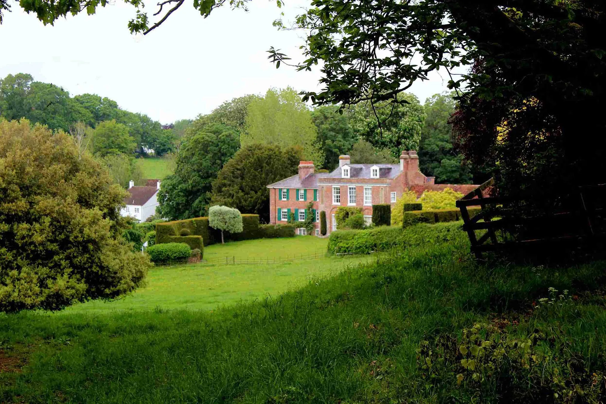 Photo showing: Whitsbury Manor House, view from the churchyard looking north west