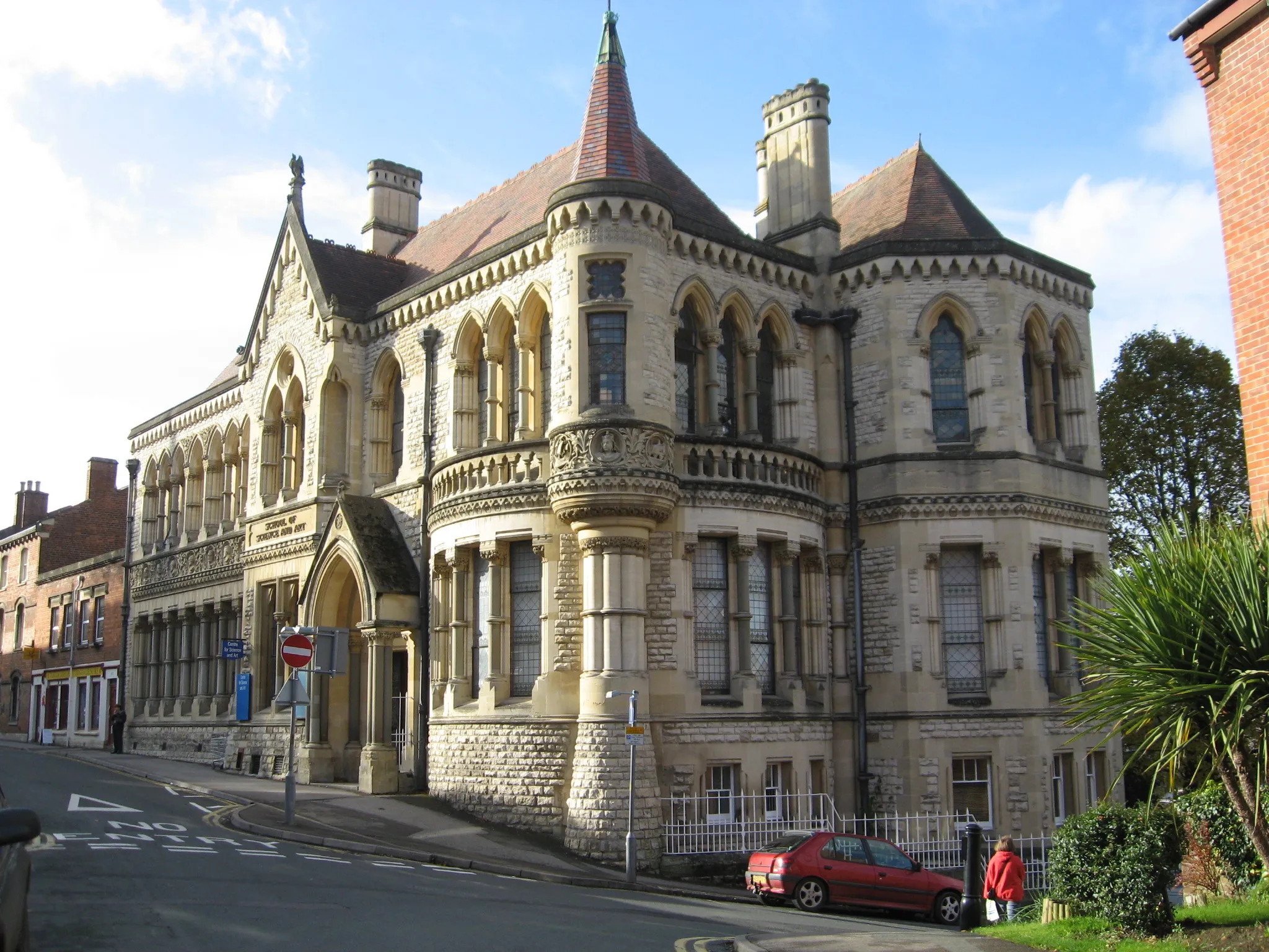 Photo showing: School of Art & Science, Stroud, Gloucestershire