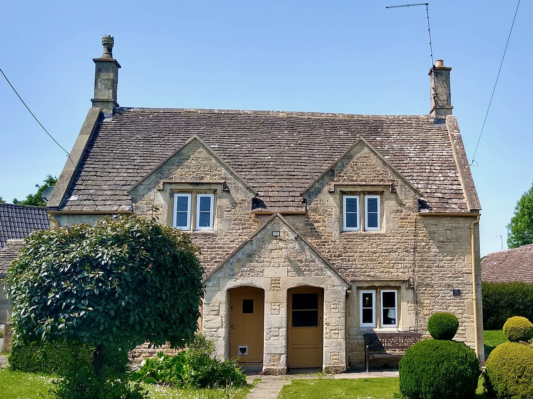 Photo showing: 10 and 12 Marshfield Road, Tormarton, Badminton, Gloucestershire