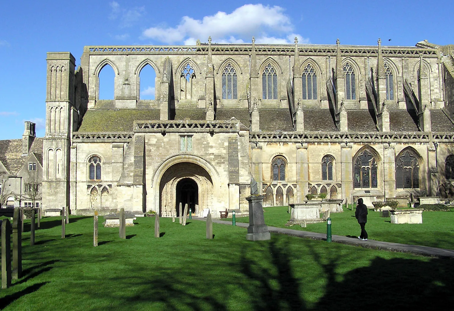 Photo showing: Malmesbury Abbey exterior, showing the South Porch and graveyard.