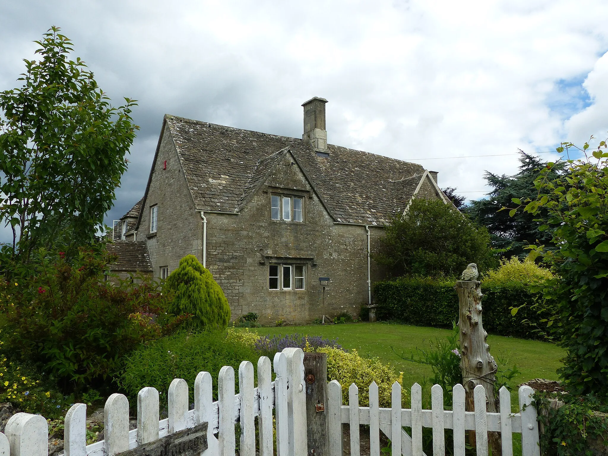Photo showing: Cotswold Cottage: Grade II listed house in Birdlip, Gloucestershire, UK. Wikidata has entry Cotswold Cottage (Q26591565) with data related to this item.