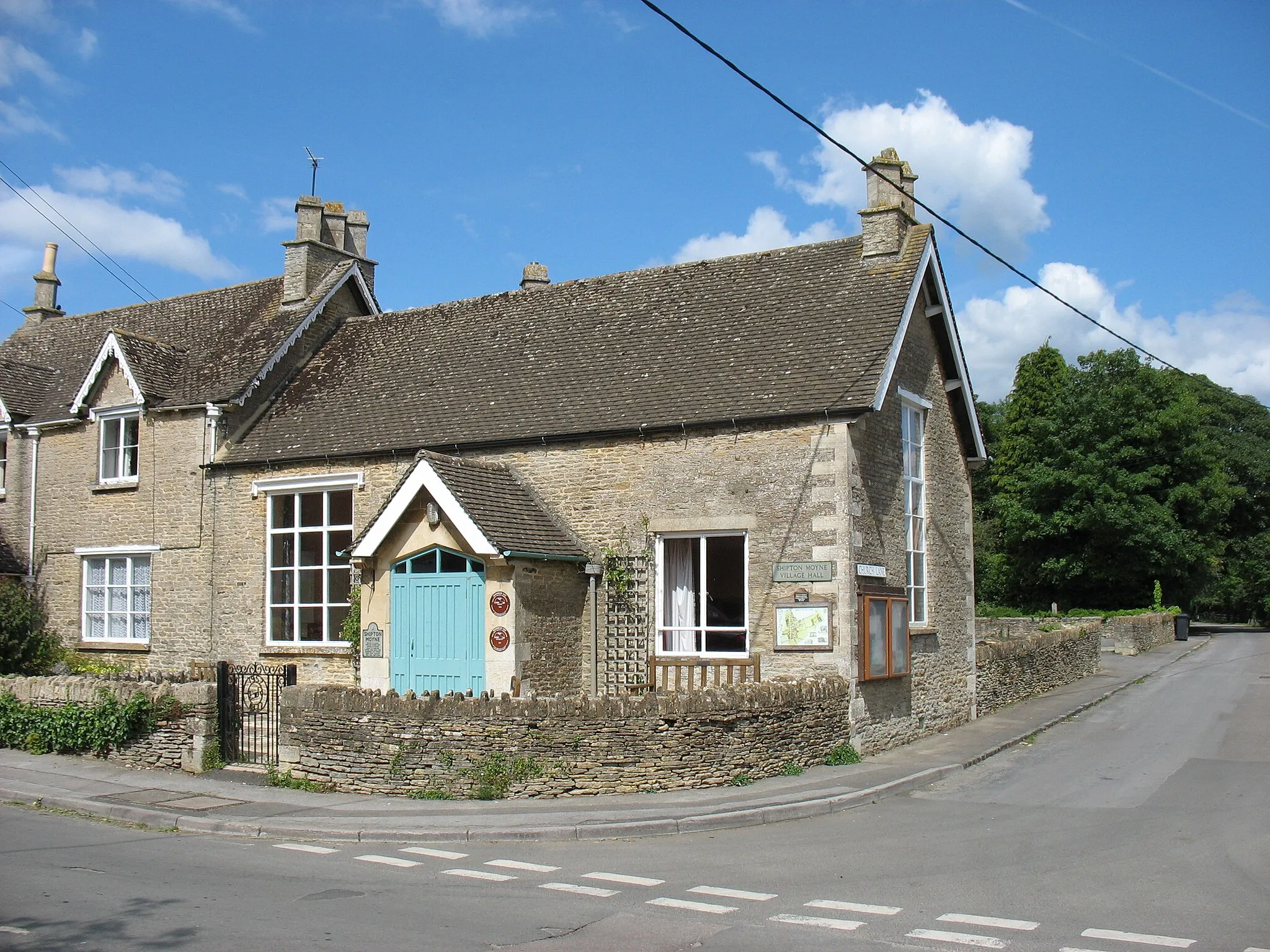 Photo showing: Shipton Moyne Village Hall