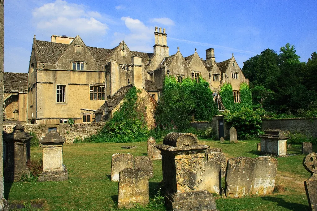 Photo showing: Bibury Court