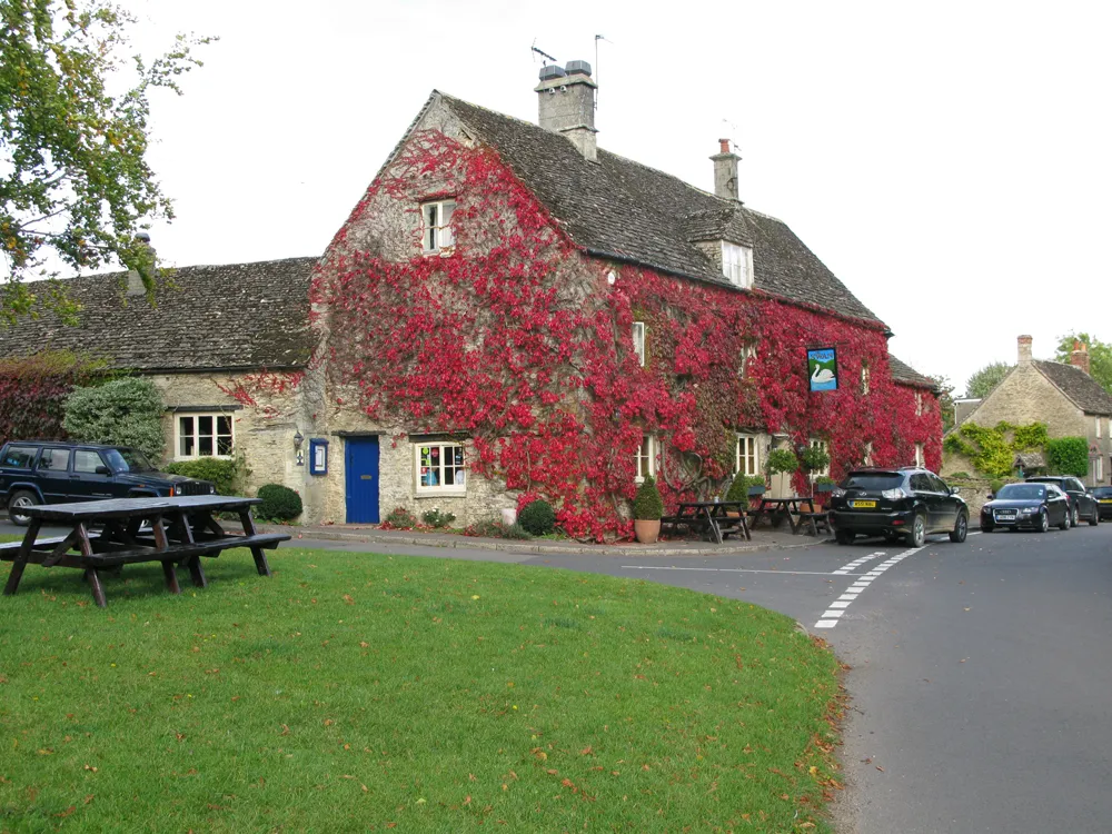 Photo showing: The Swan, Southrop
