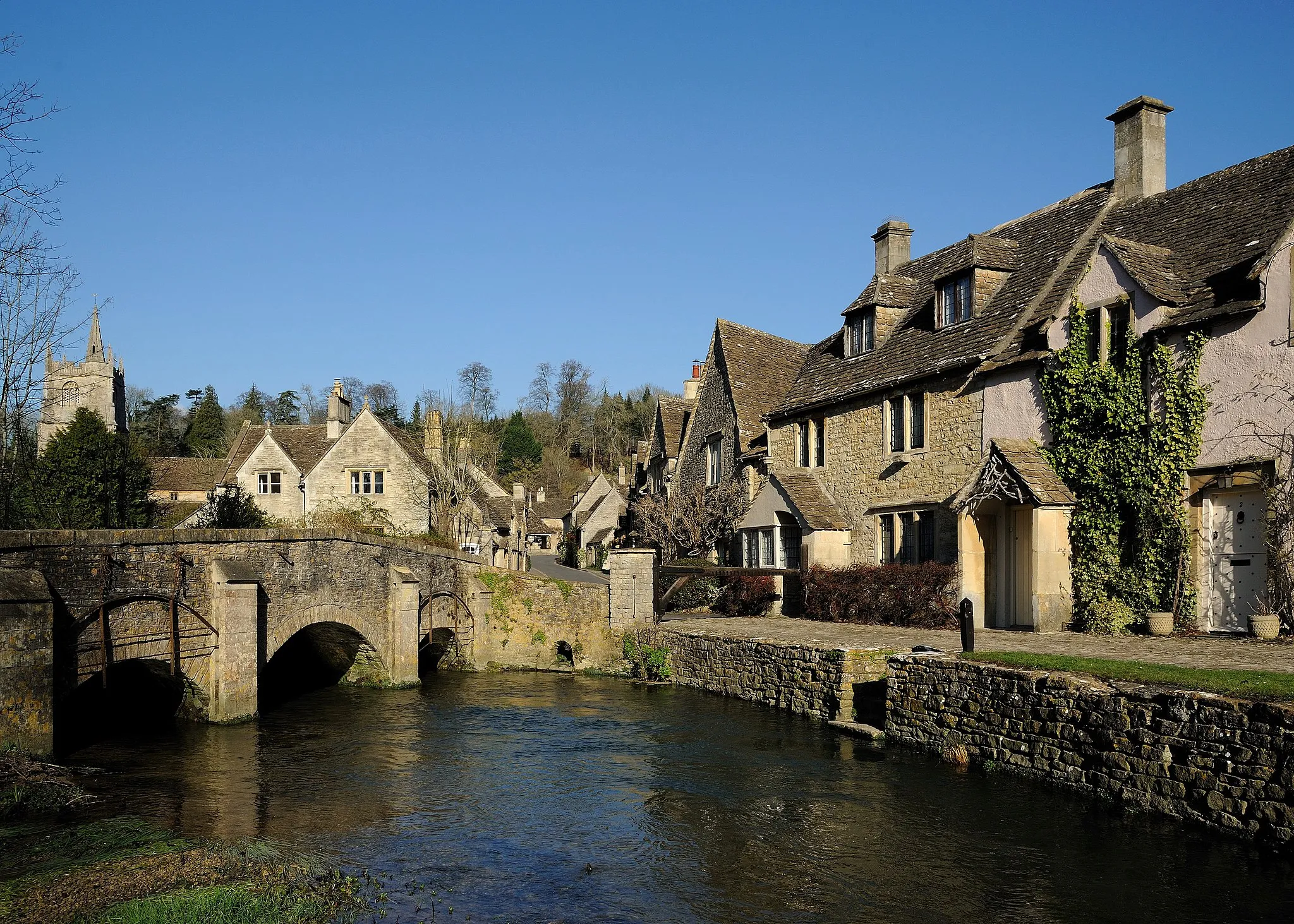 Photo showing: Castle Combe is a small Cotswold village in Wiltshire, England, with a population of about 350. The village was the setting for the movie "War Horse" and also the original version of Doctor Doolittle with Rex Harrison.