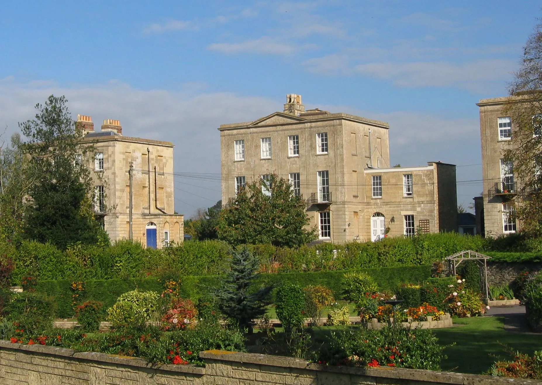 Photo showing: Old lodging houses in The Spa, Melksham