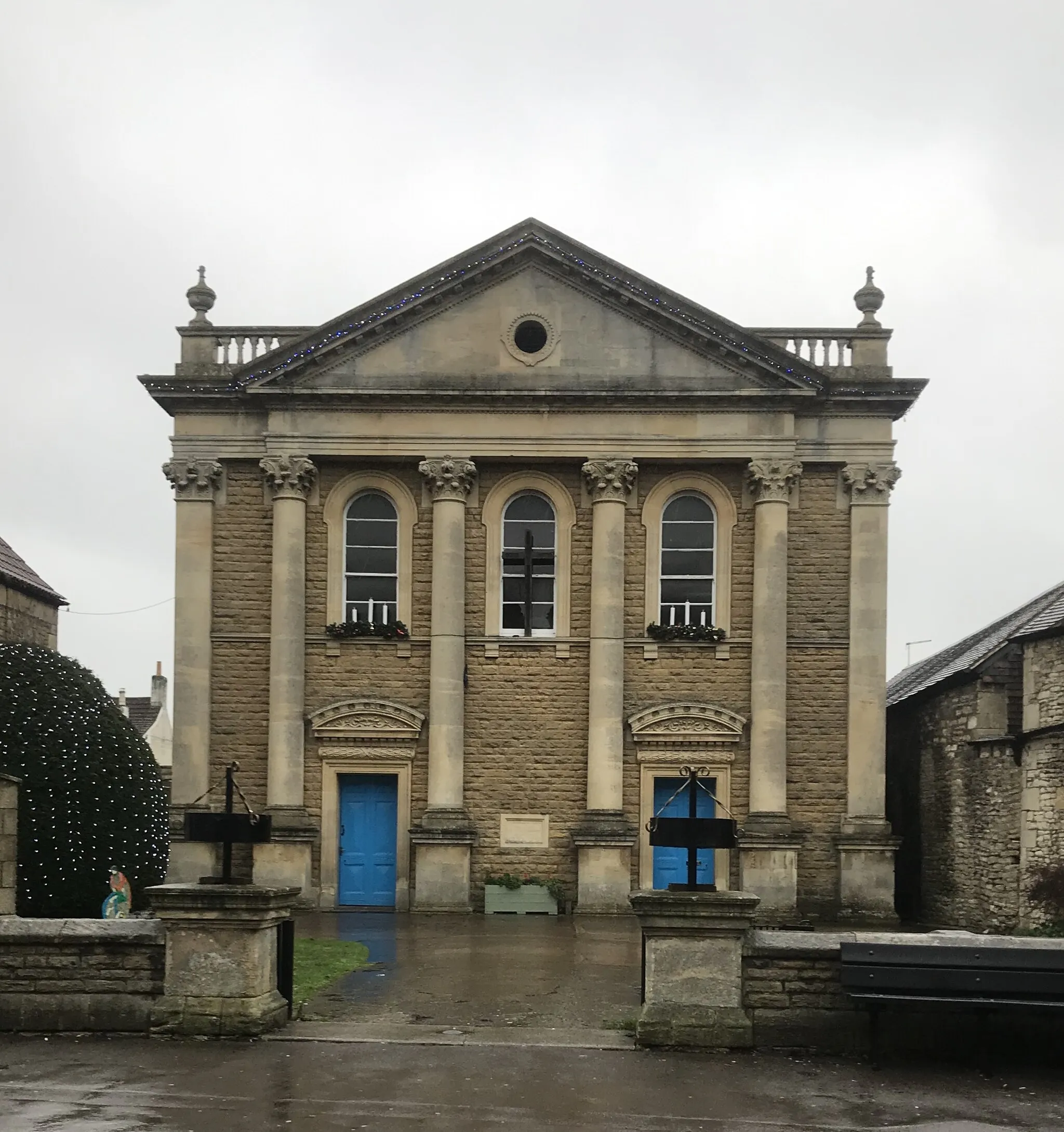 Photo showing: Melksham United Church, with Christmas lights on tree