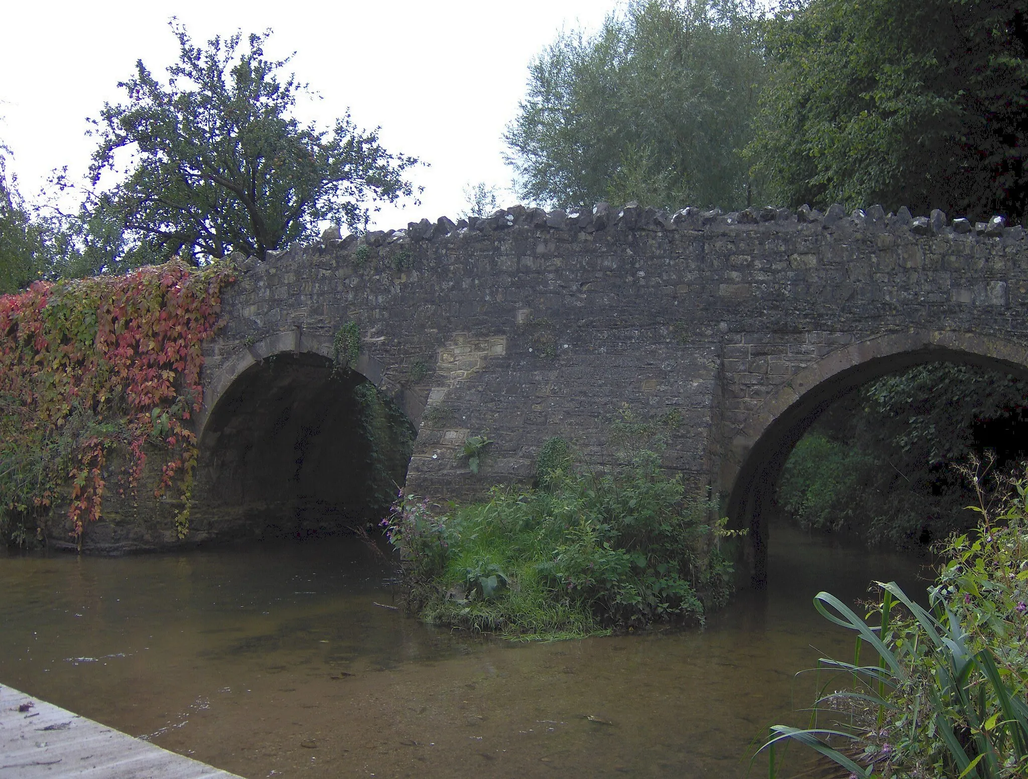 Photo showing: Late Medieval packhorse bridge over Wellow Brook at Mill Hill, Wellow, Somerset