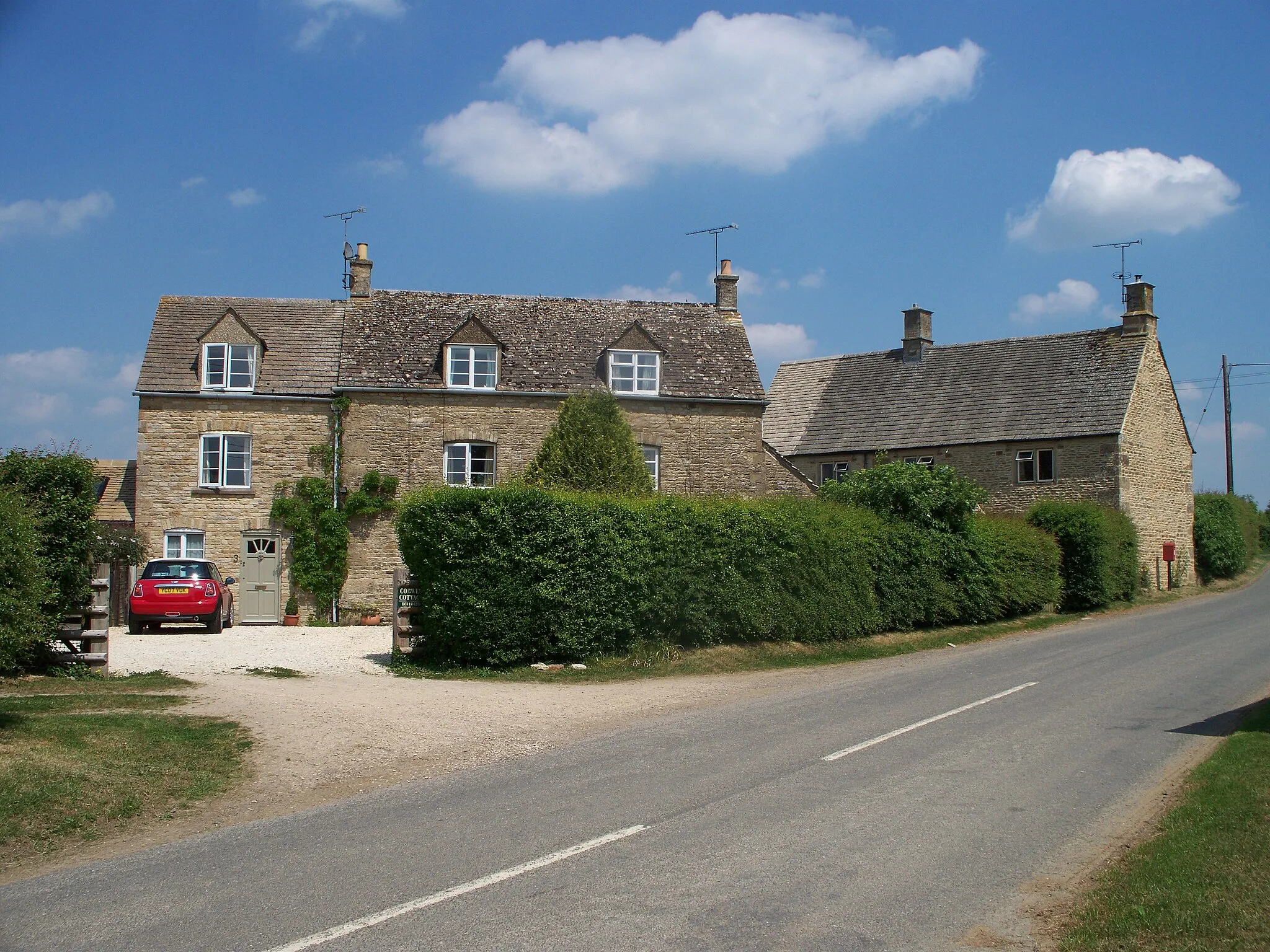 Photo showing: Bould Cottages
