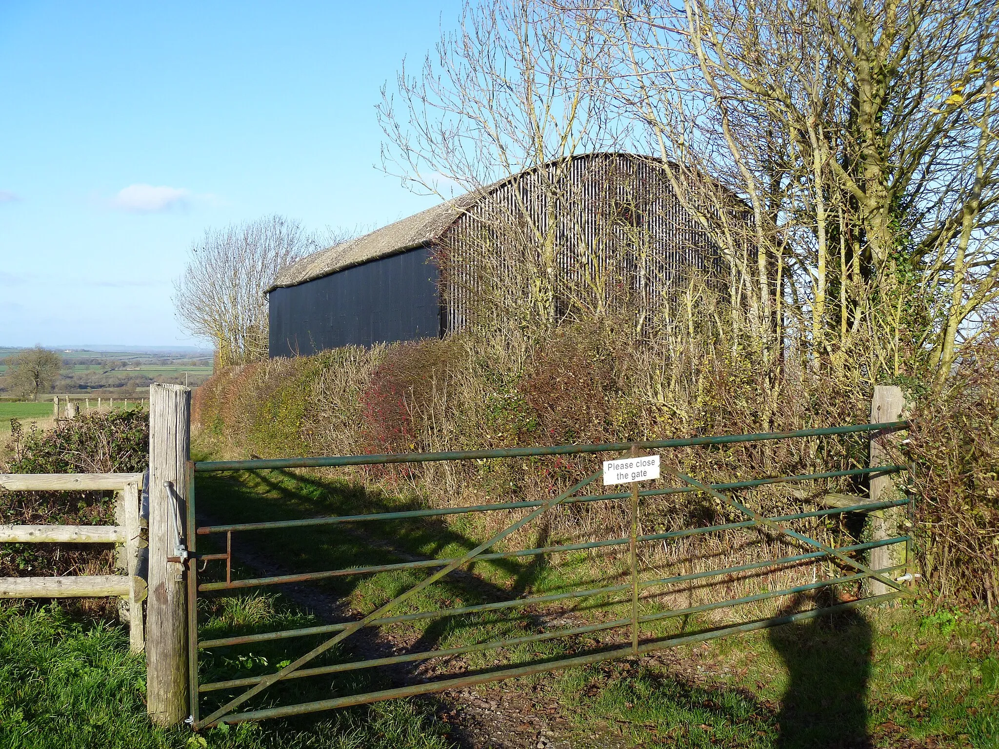 Photo showing: Barn by the road