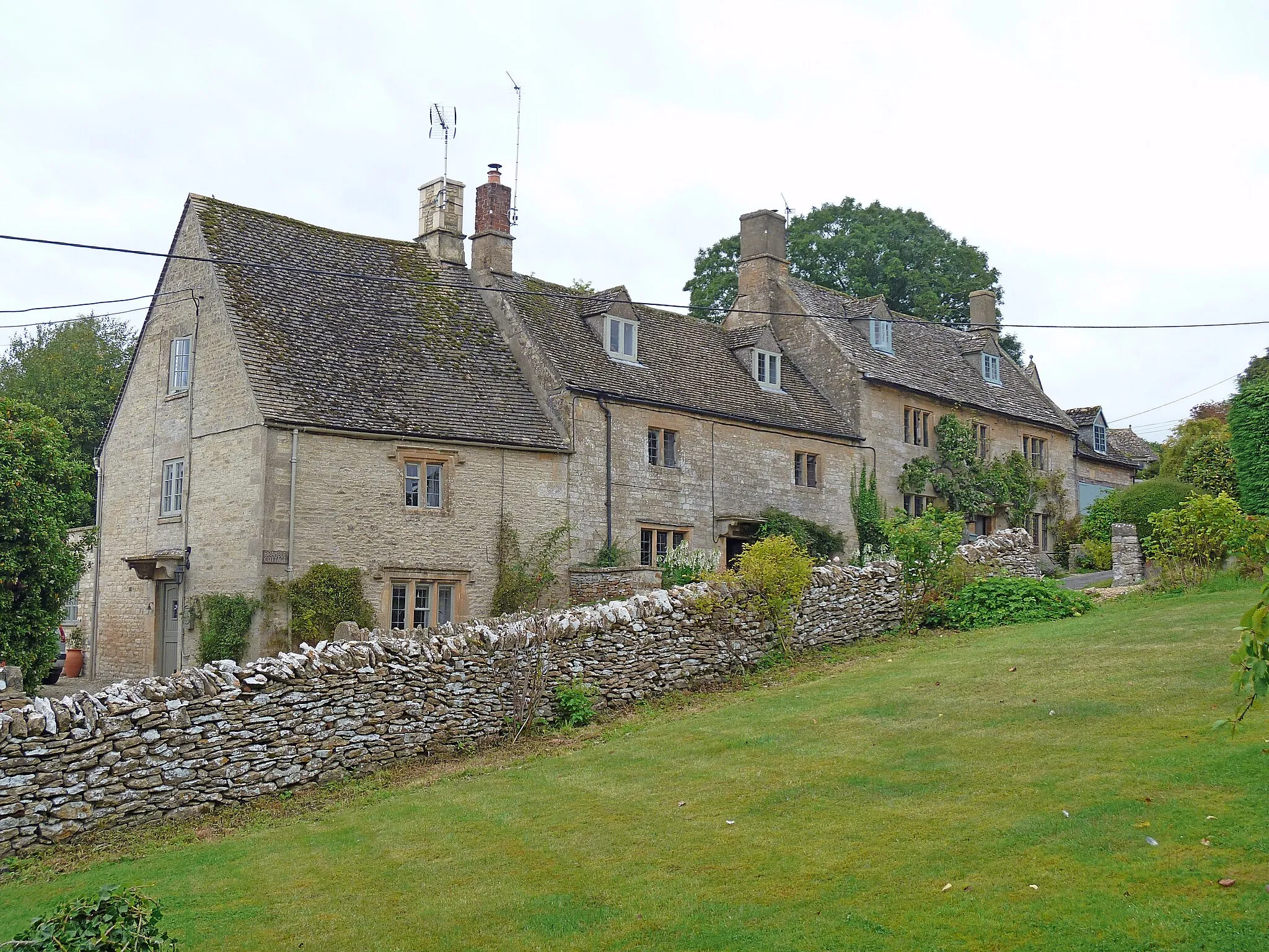 Photo showing: A listed row of cottages