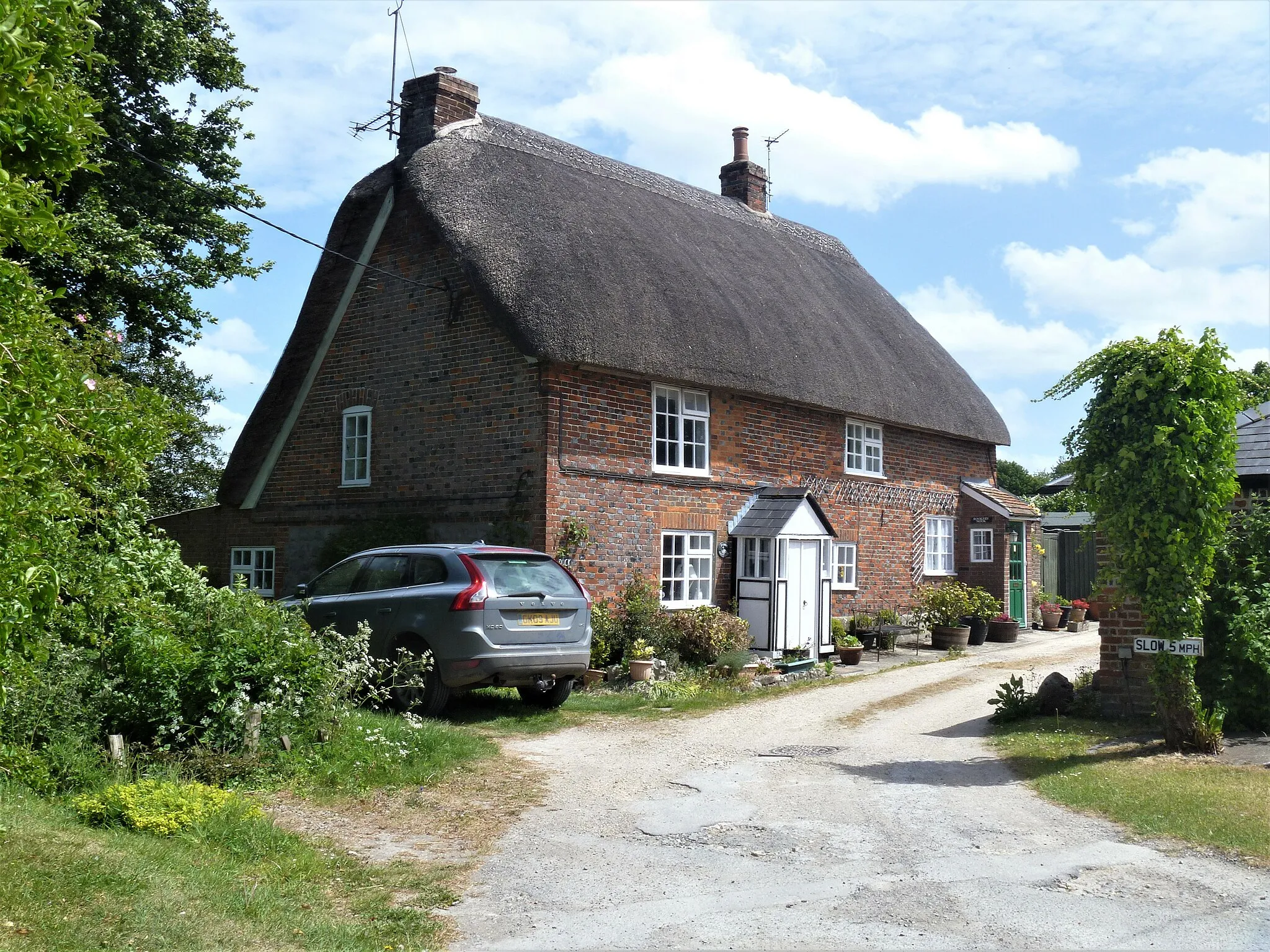 Photo showing: Stanton St Bernard houses [9]