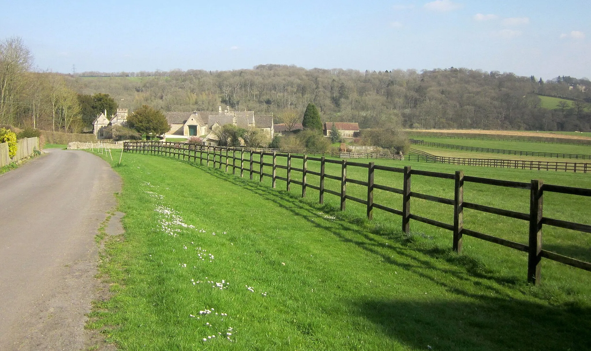 Photo showing: Approaching Church Farm, Yanworth
