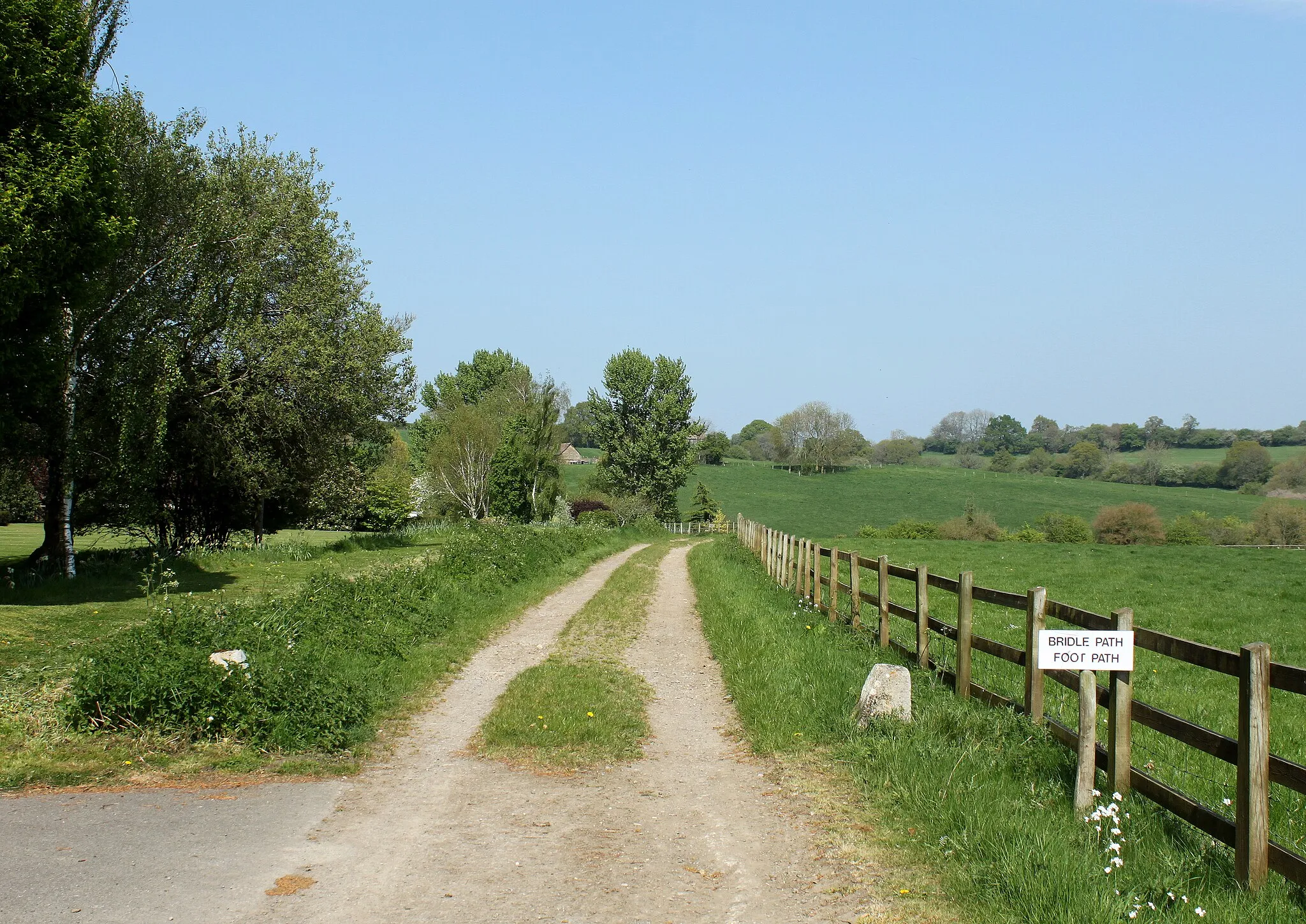Photo showing: 2011 : Bridleway and footpath near Bremhill House