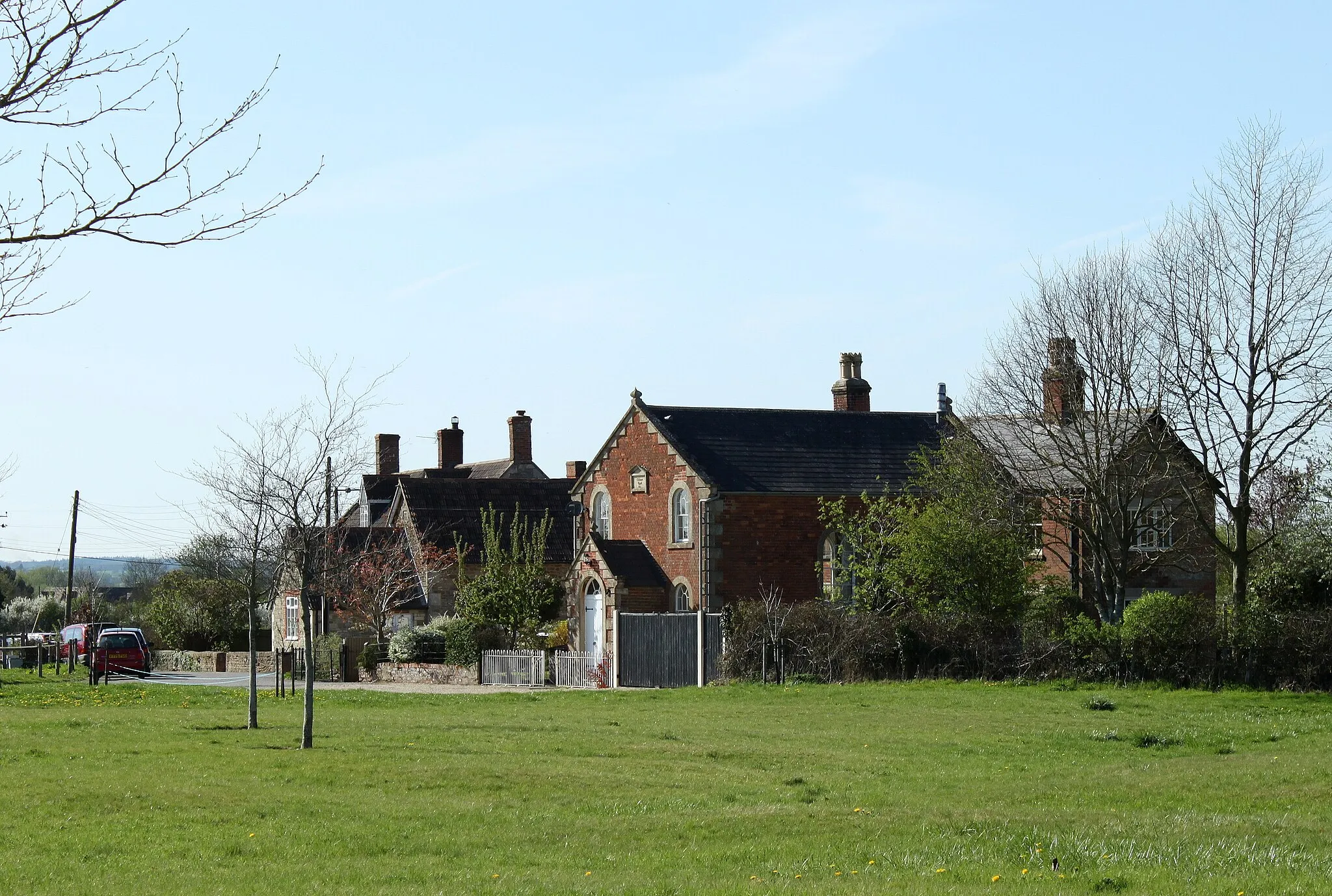 Photo showing: 2011 : Chapel and cottages, Foxham