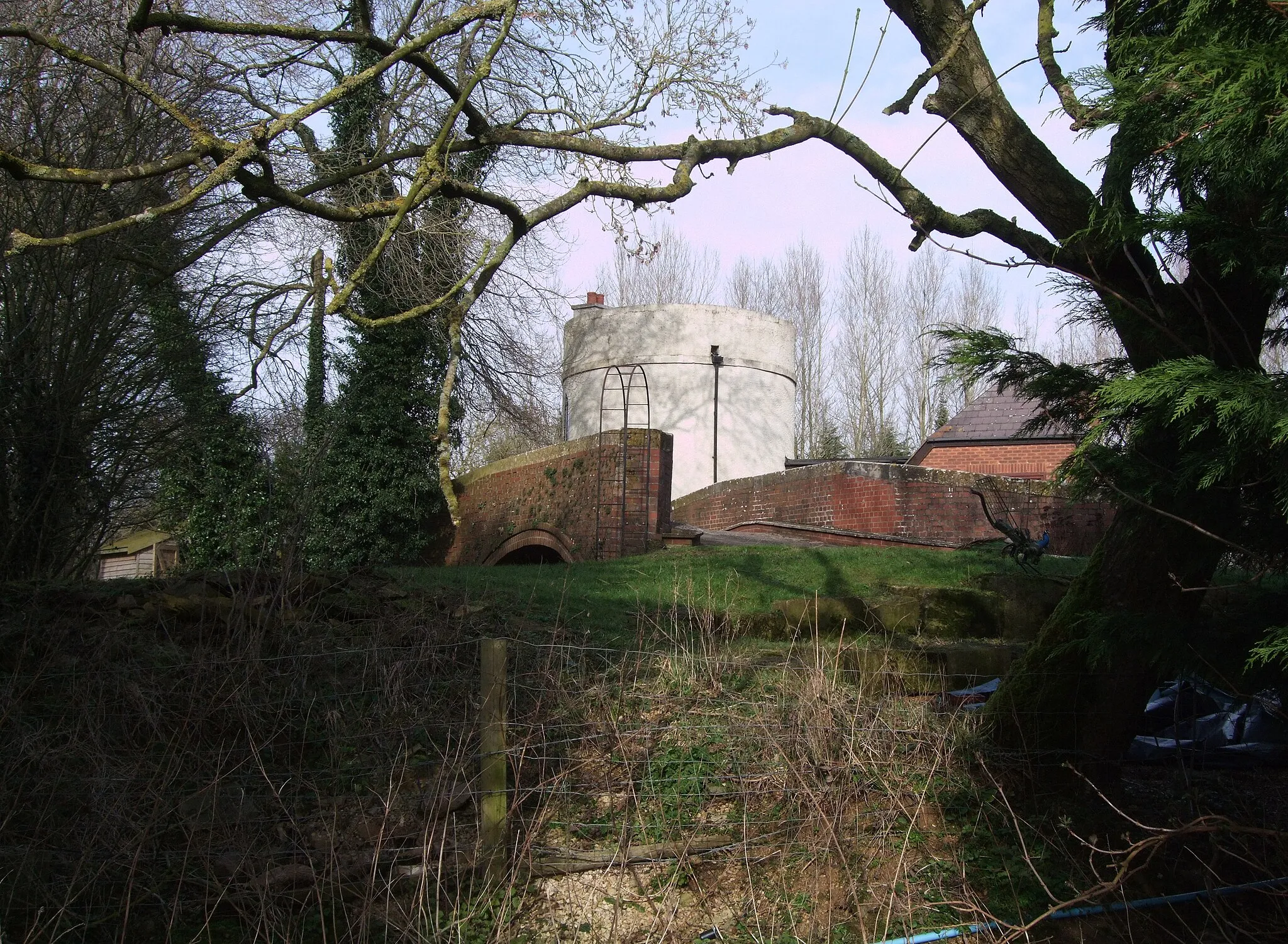 Photo showing: Bridge and roundhouse on the disused Thames & Severn Canal near Marston Meysey
