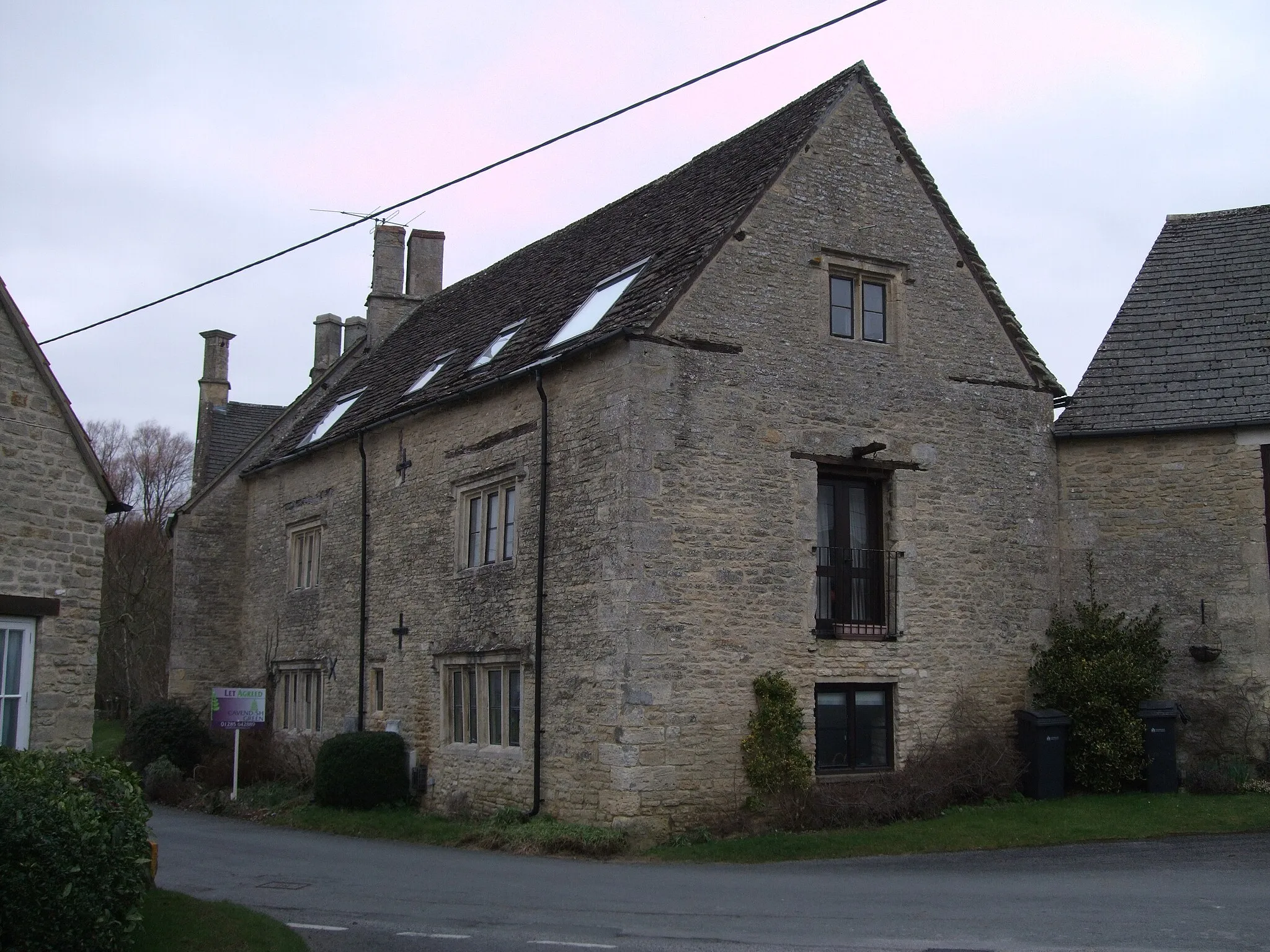 Photo showing: 6 & 7 Priory Court, Baunton
