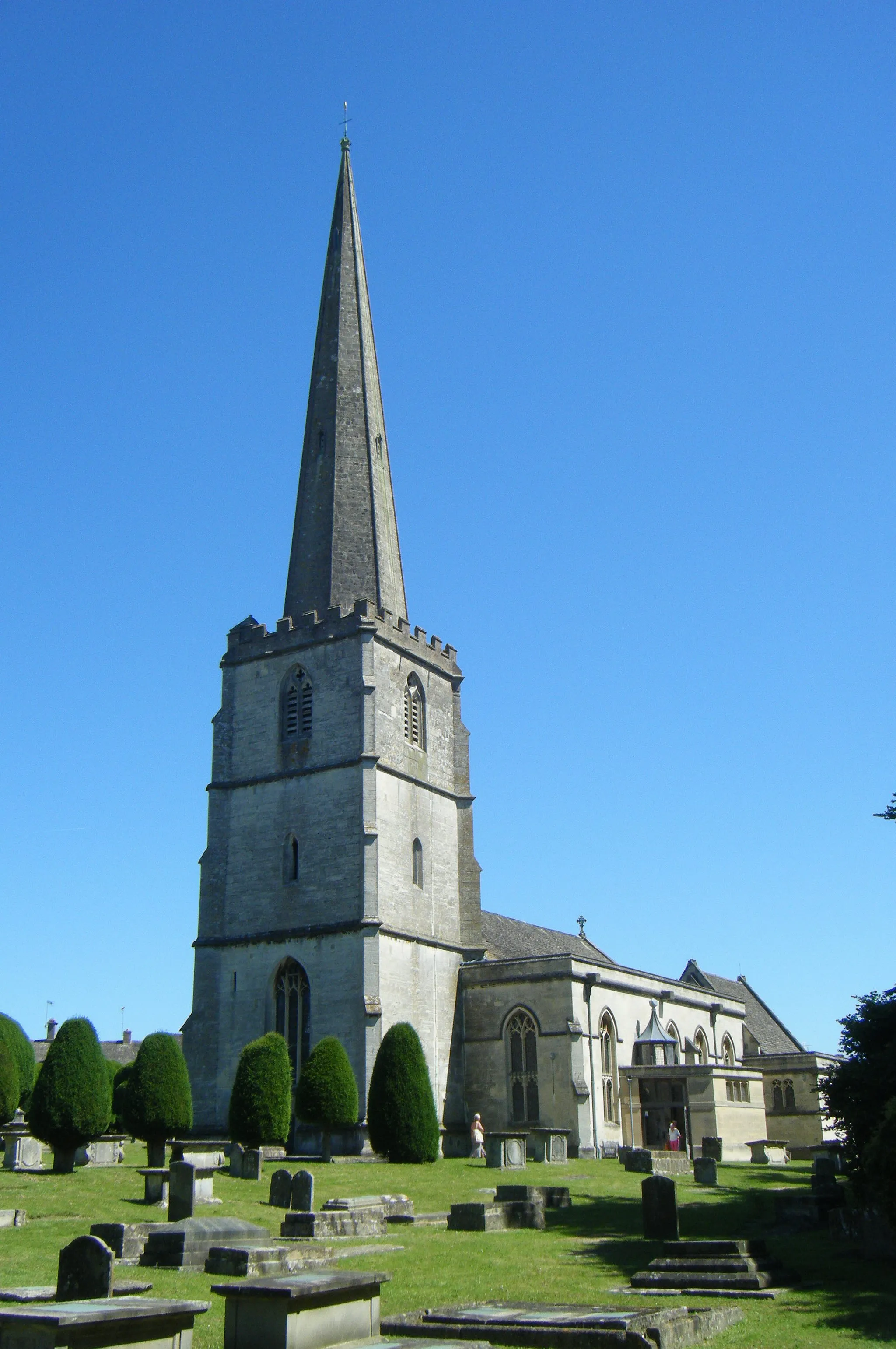 Photo showing: C15th Perpendicular Painswick Church, 07/12. Perpendicular architecture is uniquely English and a much simpler form than the Flamboyant architecture which followed the Decorated period in Europe. Thus, whilst Decorated period churches in England and the Continent are somewhat similar (or, at least, not dissimilar) in style, English Perpendicular churches and European Flamboyant ones are poles apart.