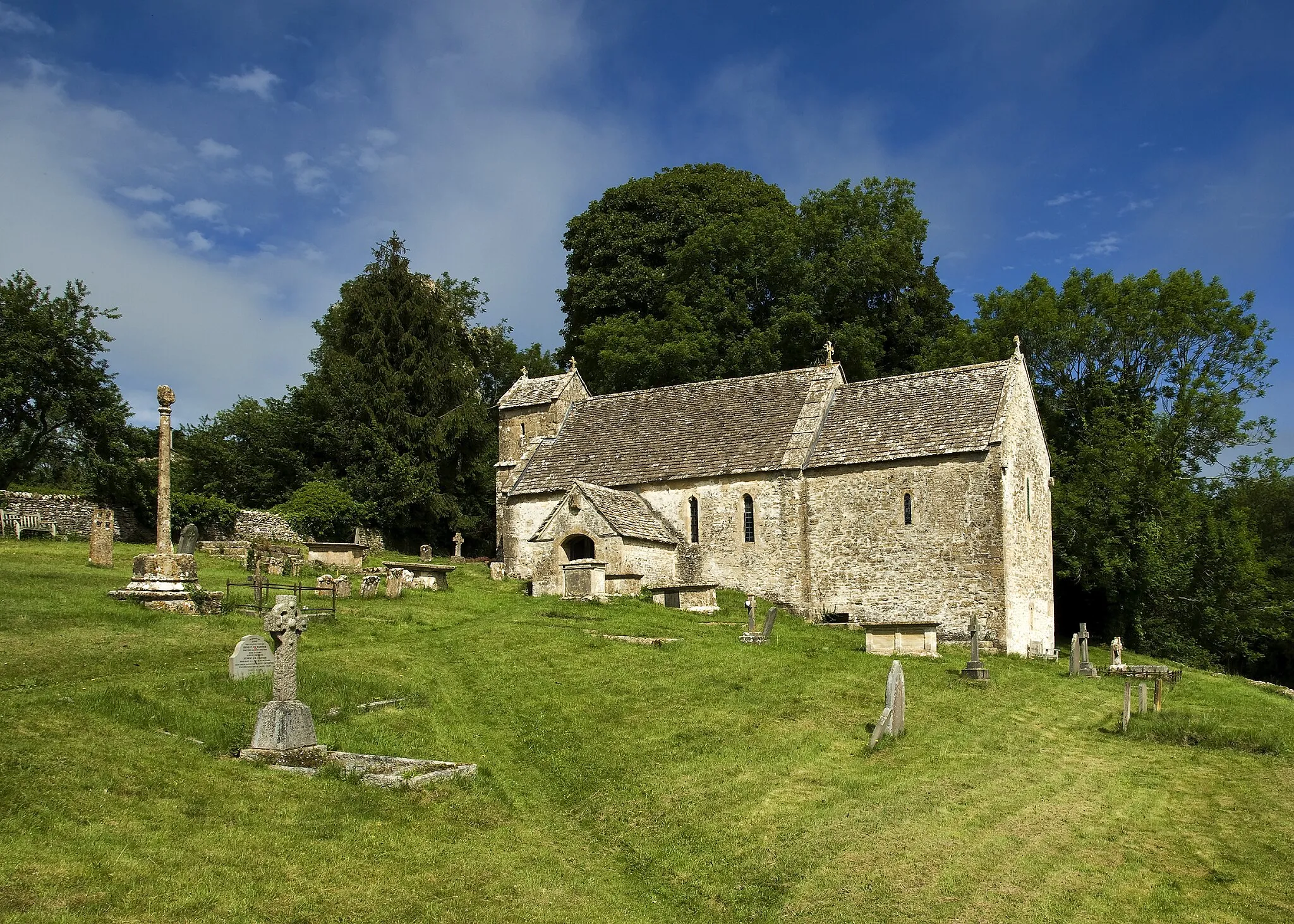 Photo showing: The church at Duntisbourne Rouse is dedicated to St. Michael and is located on the side of a hill overlooking the Dunt valley. The church dates from Saxon times and has been designated a Grade I listed building by English Heritage.