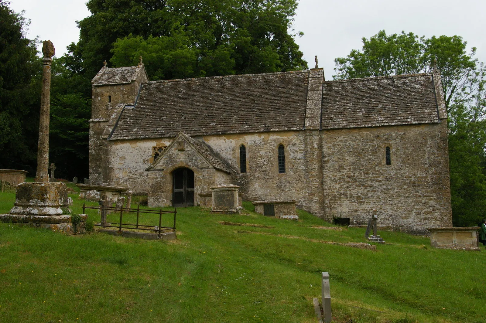 Photo showing: St Michael's, Duntisbourne Rous, with preaching cross in churchyard