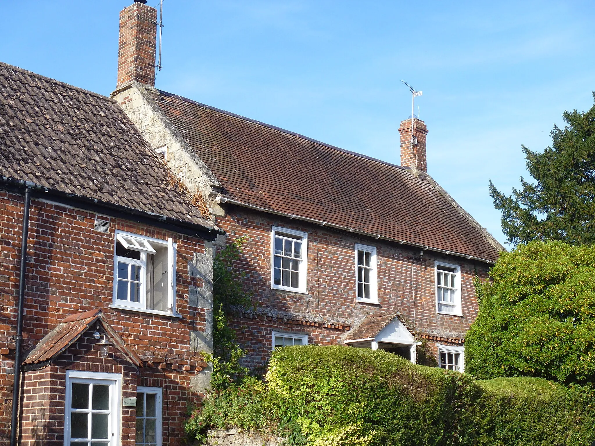 Photo showing: Large Cottage