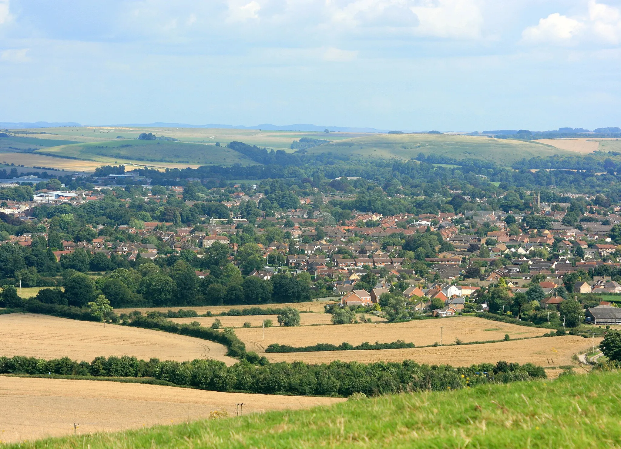 Photo showing: East from Cley Hill The northern bit of Warminster, with Battlesbury Hill and Oxendean Down behind.