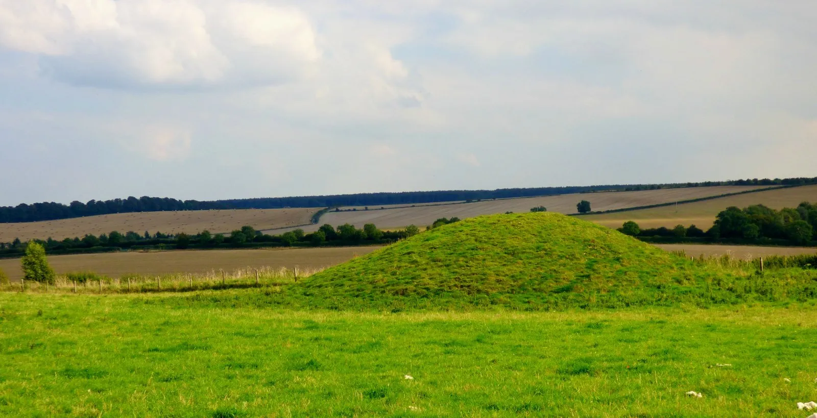 Photo showing: Barrows on Overton Hill