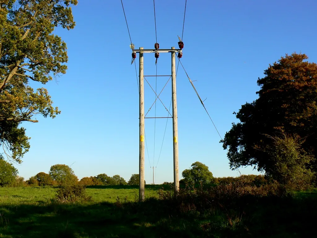 Photo showing: Electricity poles from the Great Hinton parish boundary