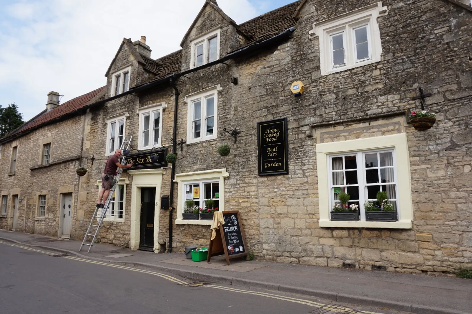 Photo showing: The Six Bells, Colerne