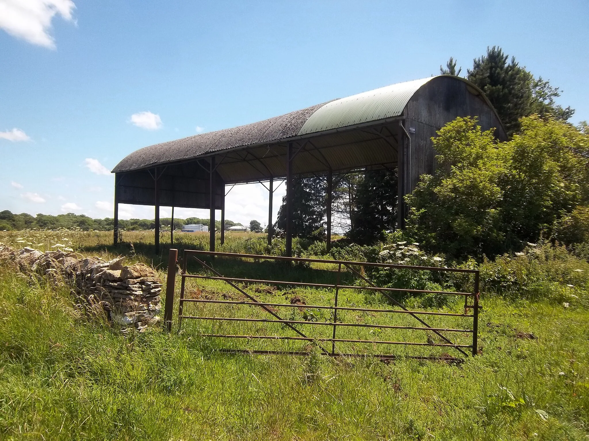 Photo showing: Roadside barn
