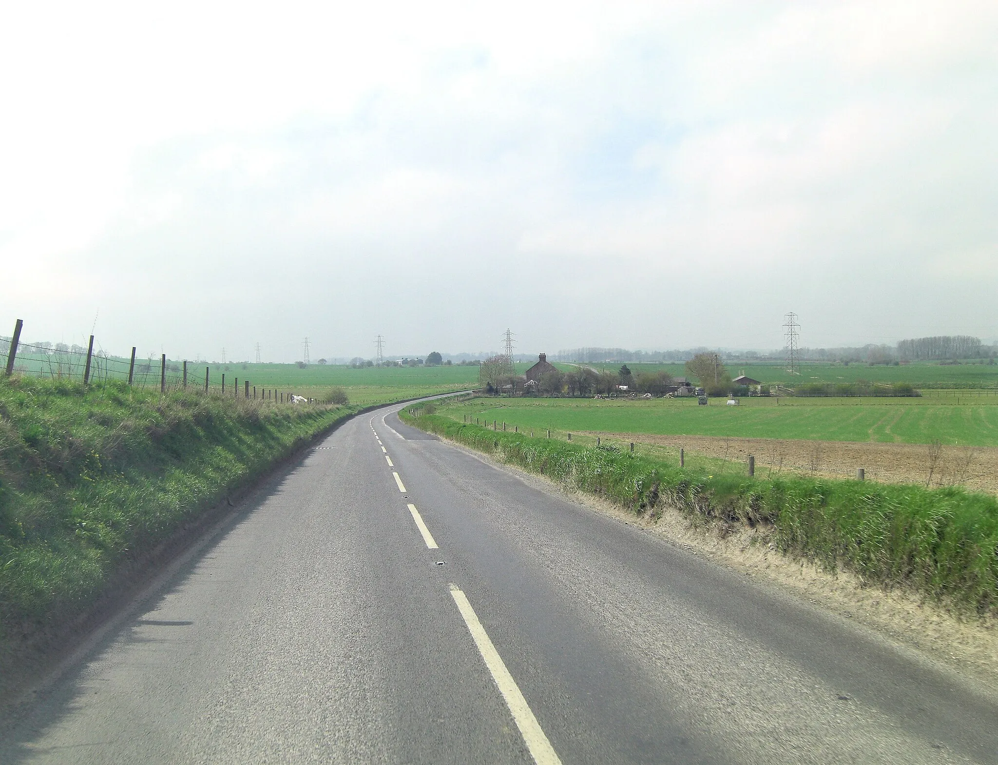 Photo showing: A342 approaches Coombe Cottage