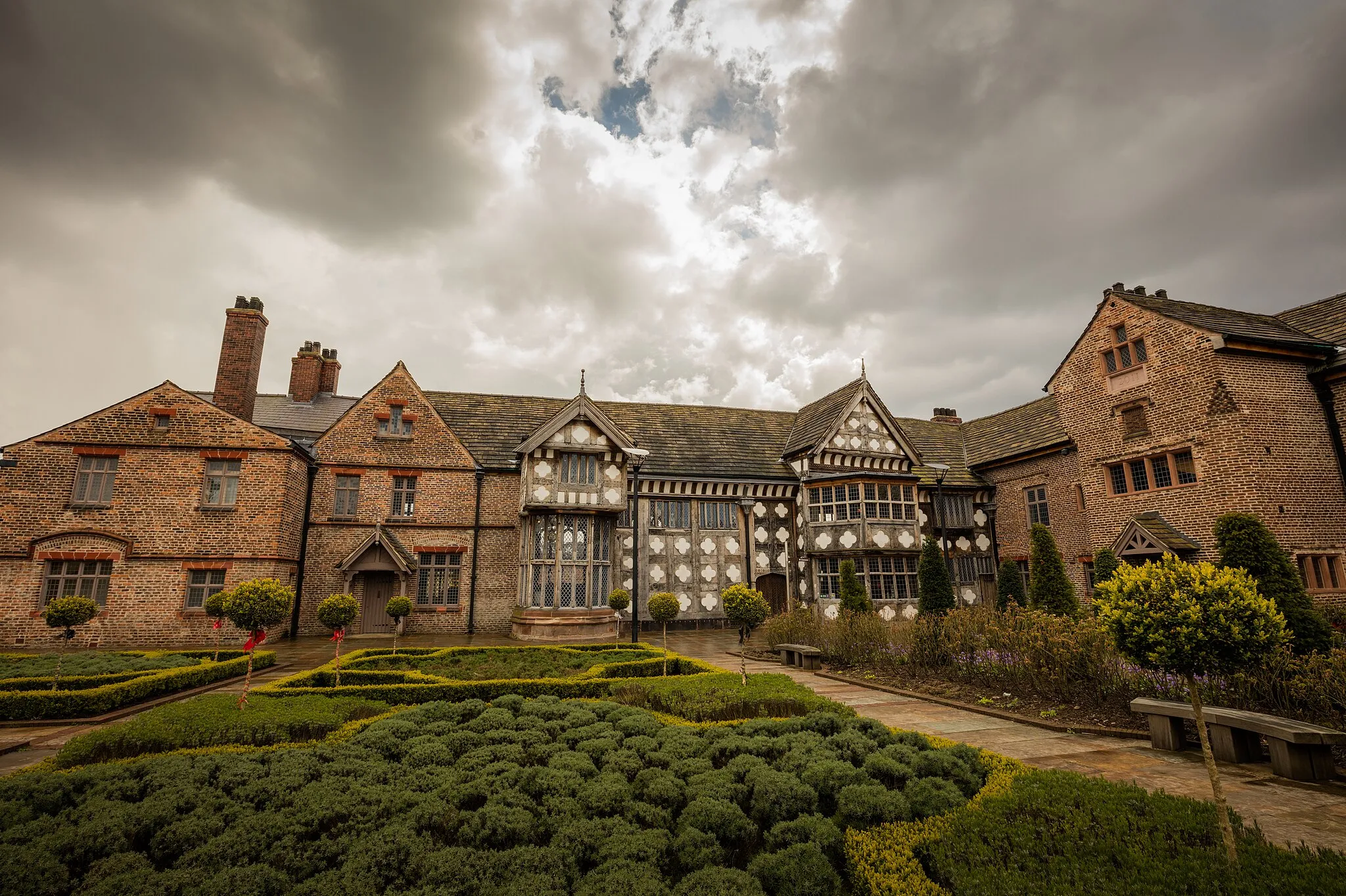 Photo showing: Here is a photograph taken from Ordsall Hall. Located in Salford, Greater Manchester, England, UK.