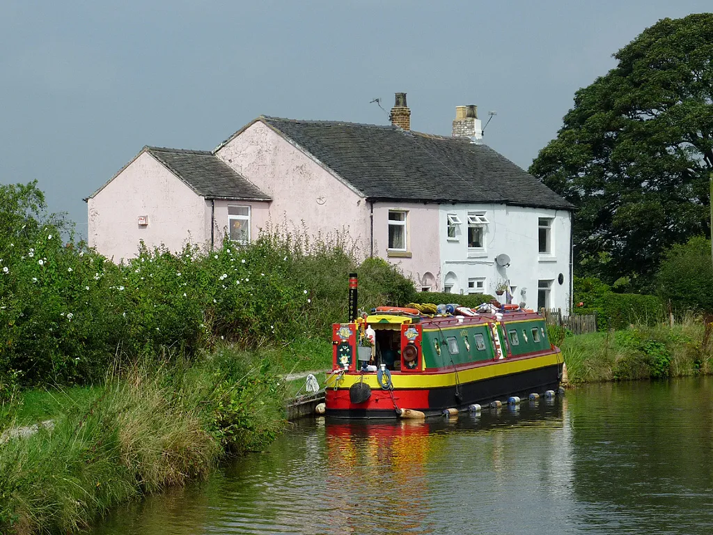 Photo showing: Cottage and narrowboat near Scholar Green, Cheshire