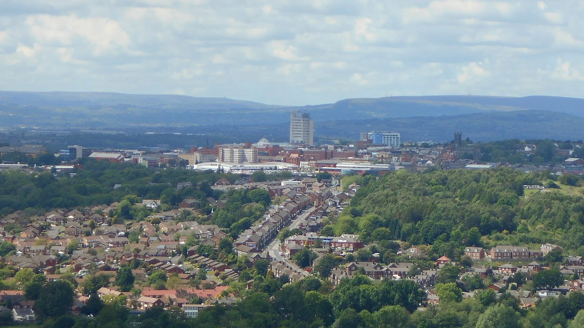 Photo showing: Closeup of Oldham town centre from Hartshead Pike.