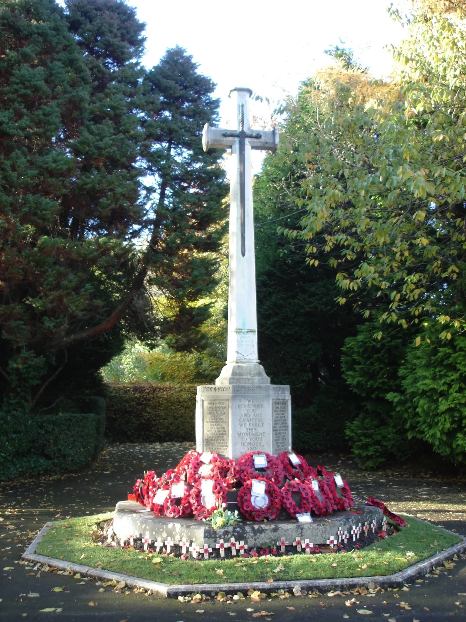 Photo showing: Bramhall War Memorial