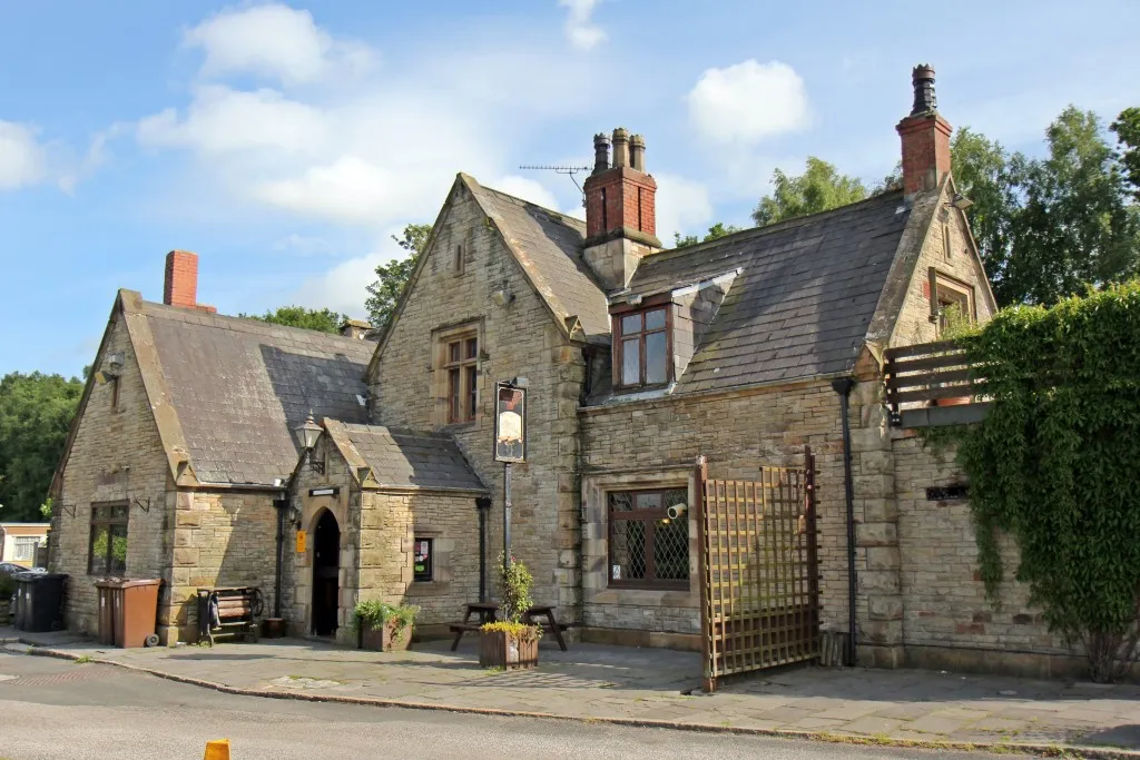 Photo showing: Gathurst Station Inn public house