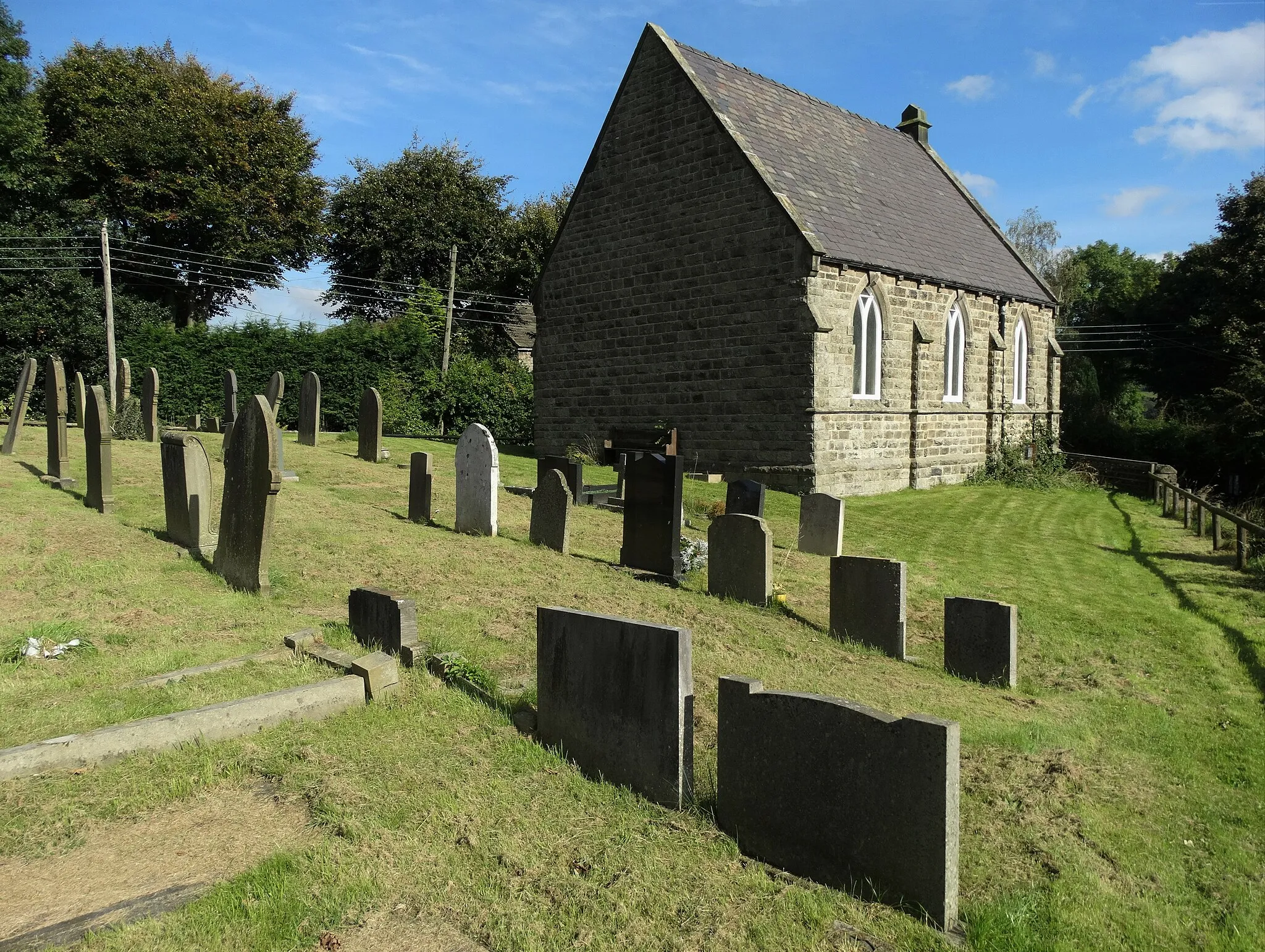 Photo showing: Graveyard and chapel in Thornhill