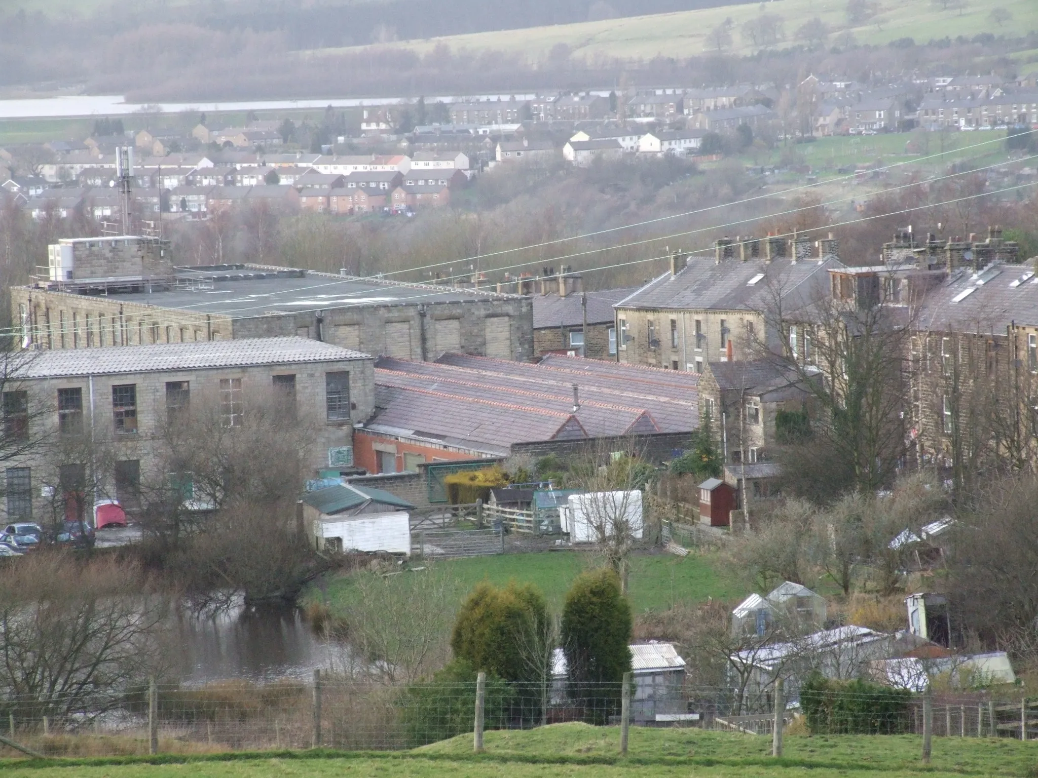 Photo showing: Hadfield Mills, Padfield SK1 1EB. Weaving sheds.

Camera location 53° 27′ 34.2″ N, 1° 57′ 20.88″ W View this and other nearby images on: OpenStreetMap 53.459500;   -1.955800 Padfield Conservation area map