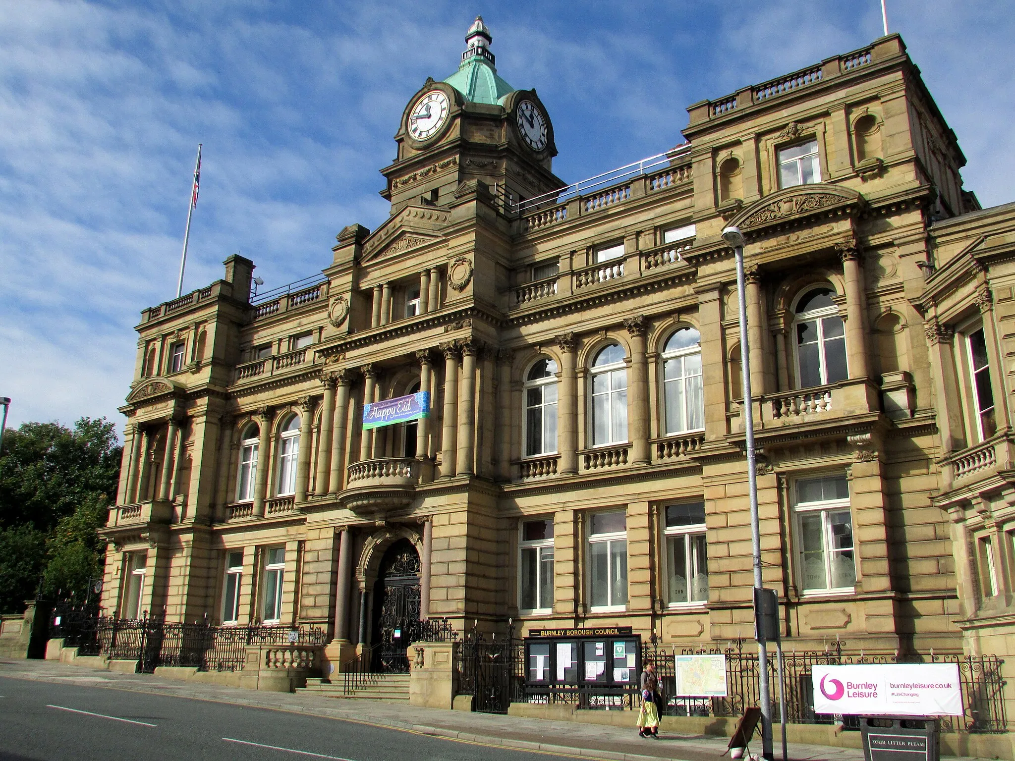 Photo showing: Burnley Town Hall, Manchester Road, Burnley. Designed by Holtom & Fox of Dewsbury and completed in 1888. It originally incorporated a police station, Magistrate's Court and public baths (the latter demolished in 1975).