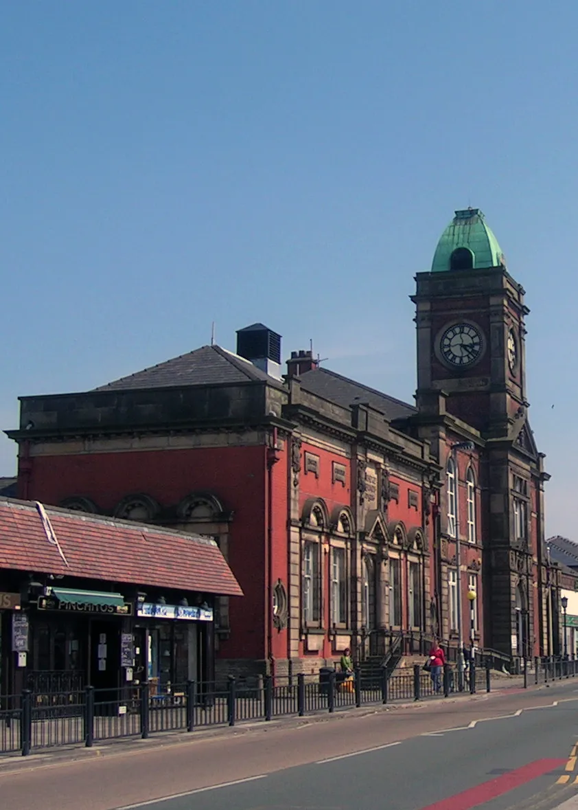 Photo showing: Royton Town Hall, and ajoining Carnegie Library (on the left), in Royton, Greater Manchester, England.