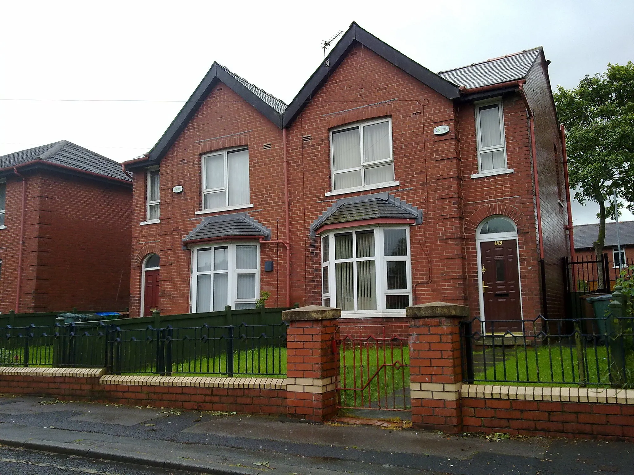 Photo showing: Houses on Bellshill Crescent, Rochdale