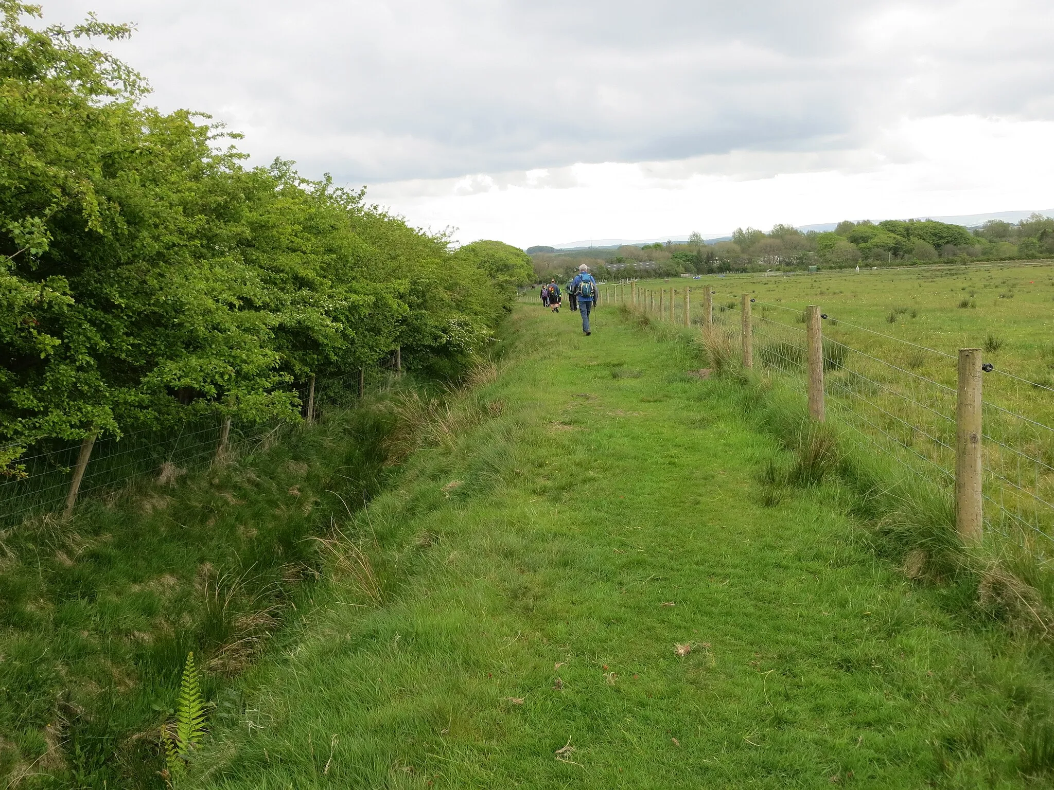 Photo showing: An enclosed footpath that links Tosside to Melling Dab