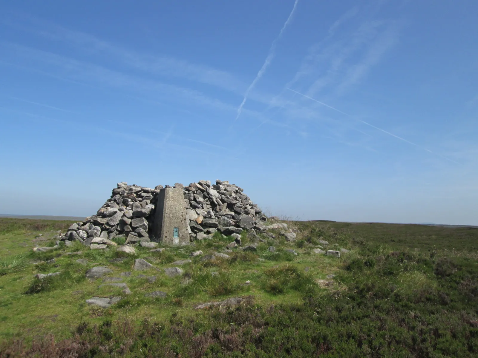 Photo showing: Alphin trig point and shelter