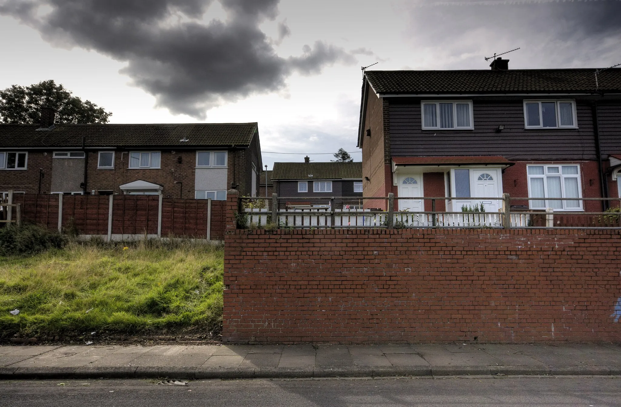 Photo showing: The empty space where 16 Wardle Brook Avenue, Mottram in Longdendale once stood.  This property was demolished following the infamous Moors murders case.  Number 14 is the house on the right.