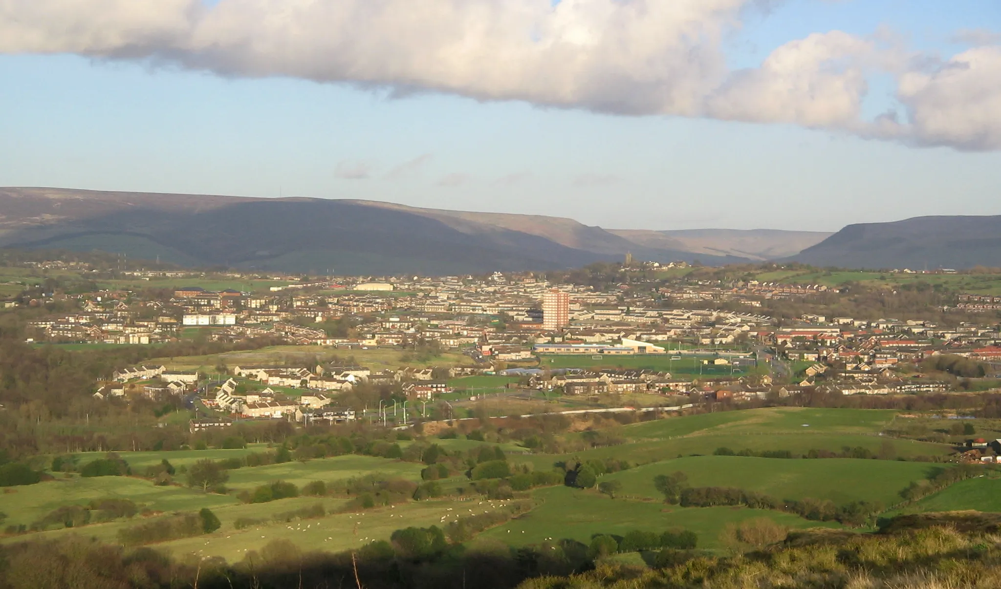 Photo showing: Hattersley, and Mottram in Longdendale, seen from Werneth Low.