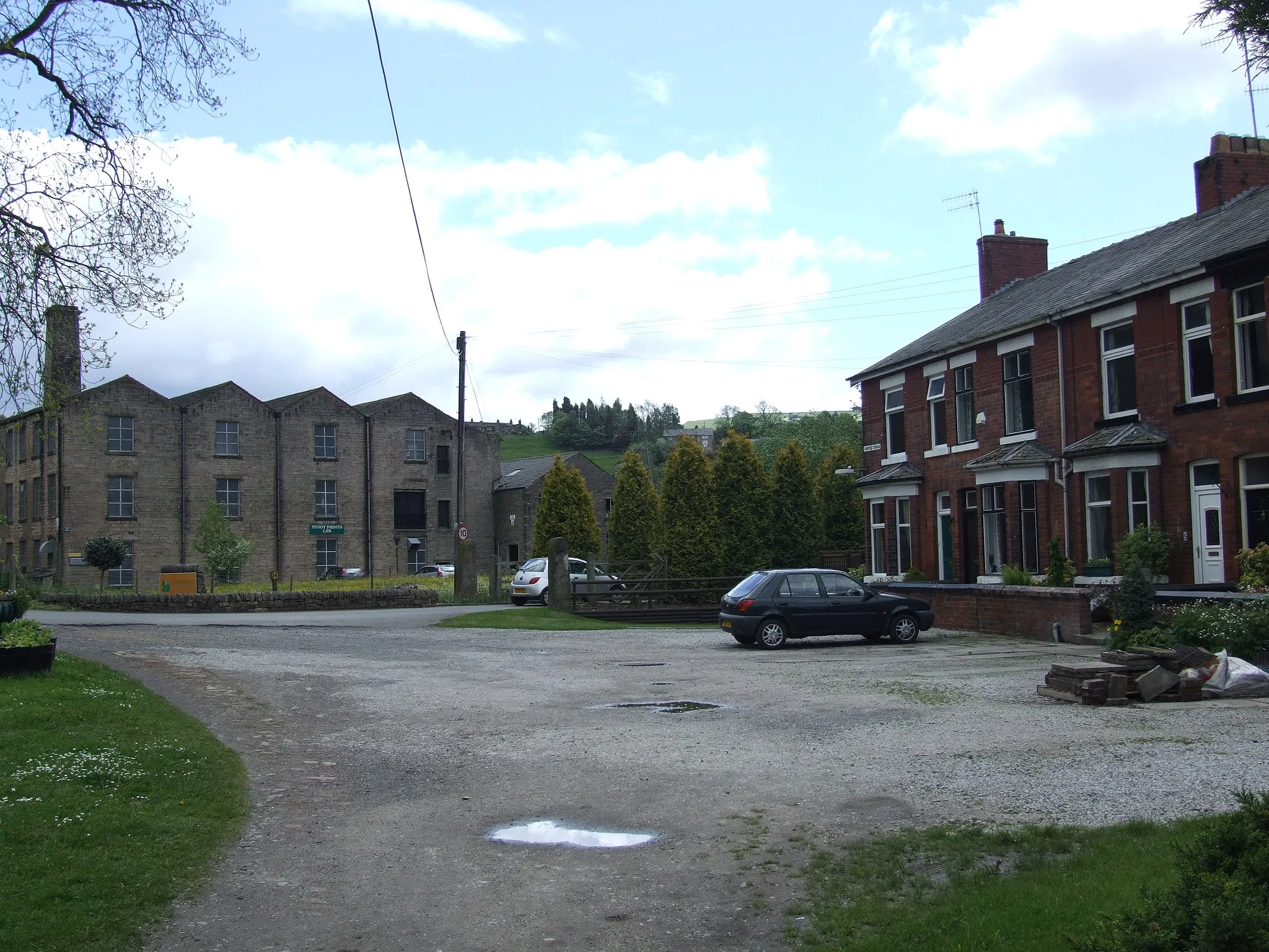 Photo showing: Broadbottom is a village, near Hyde, Greater Manchester in the valley of the River Etherow.  
Lymefield Mill and Lymefield Terrace.

Camera location 53° 26′ 18.6″ N, 2° 00′ 27.72″ W View this and other nearby images on: OpenStreetMap 53.438500;   -2.007700