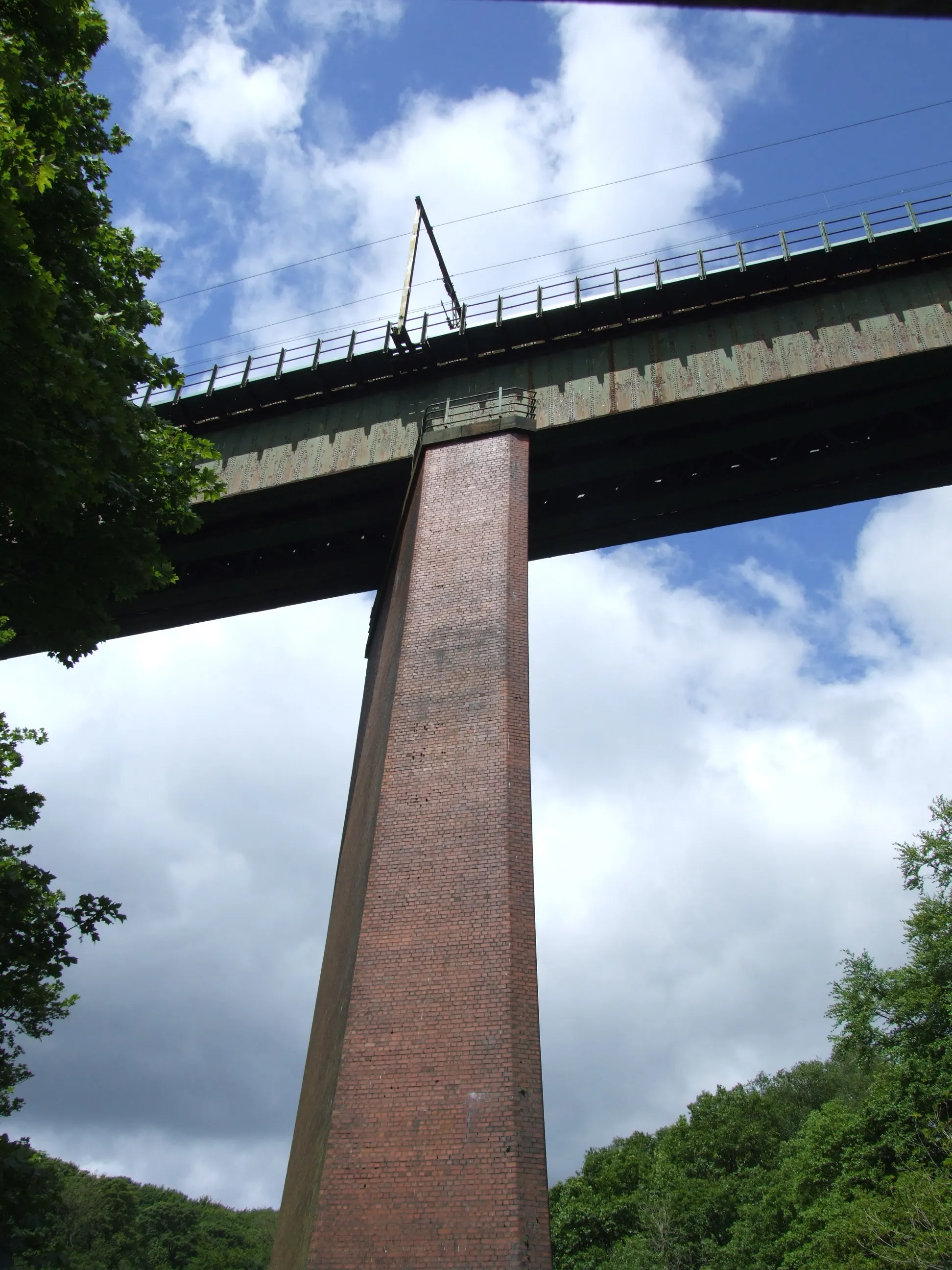 Photo showing: Broadbottom is a village, near Hyde, Greater Manchester in the valley of the River Etherow.  
The Railway viaduct crossing the Etherow, carrying the Glossop Line.

Camera location 53° 26′ 25.8″ N, 2° 00′ 23.76″ W View this and other nearby images on: OpenStreetMap 53.440500;   -2.006600