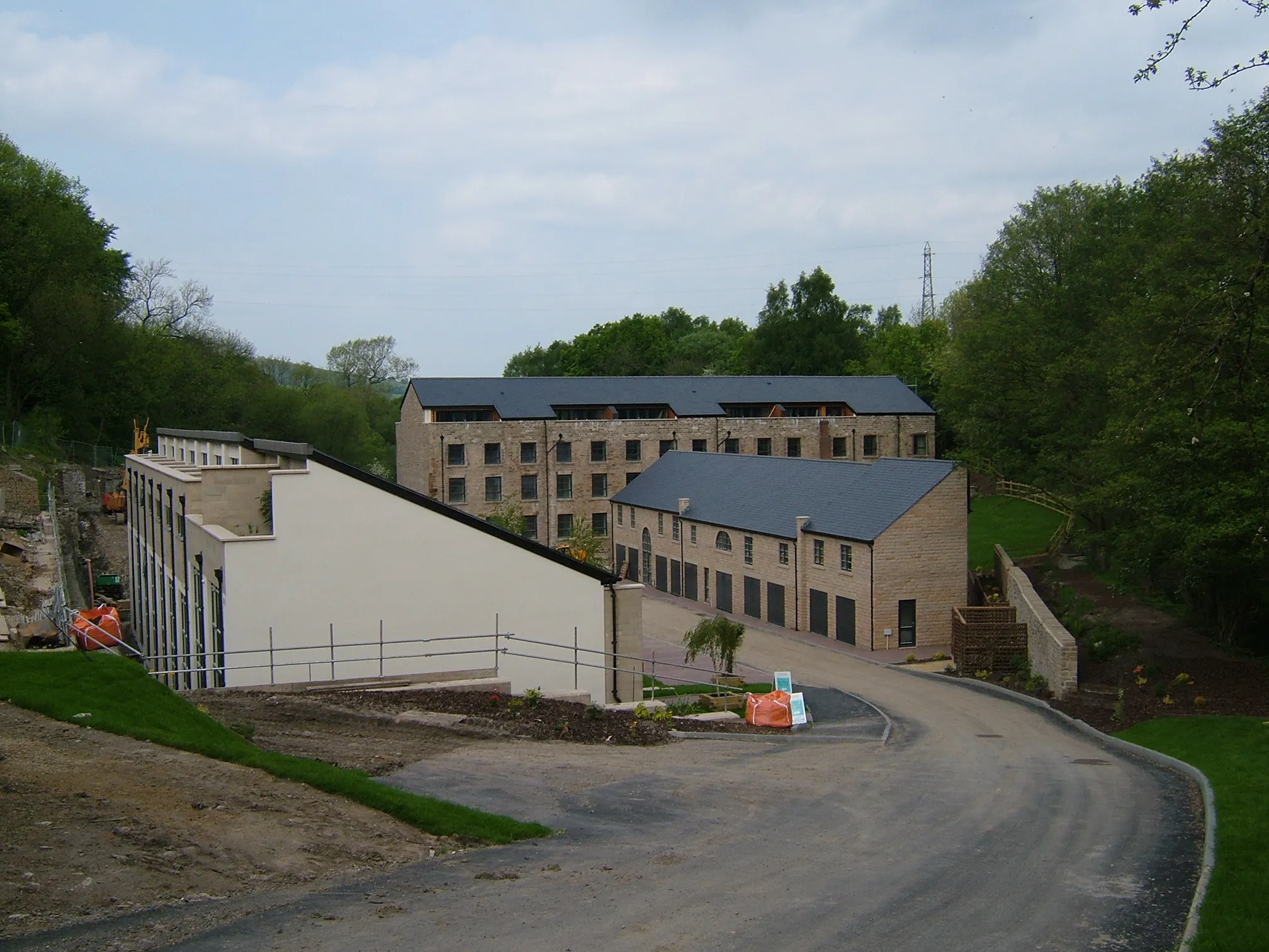 Photo showing: Chisworth is a hamlet near Glossop in Derbyshire.

Kinderlee Mill with new build.